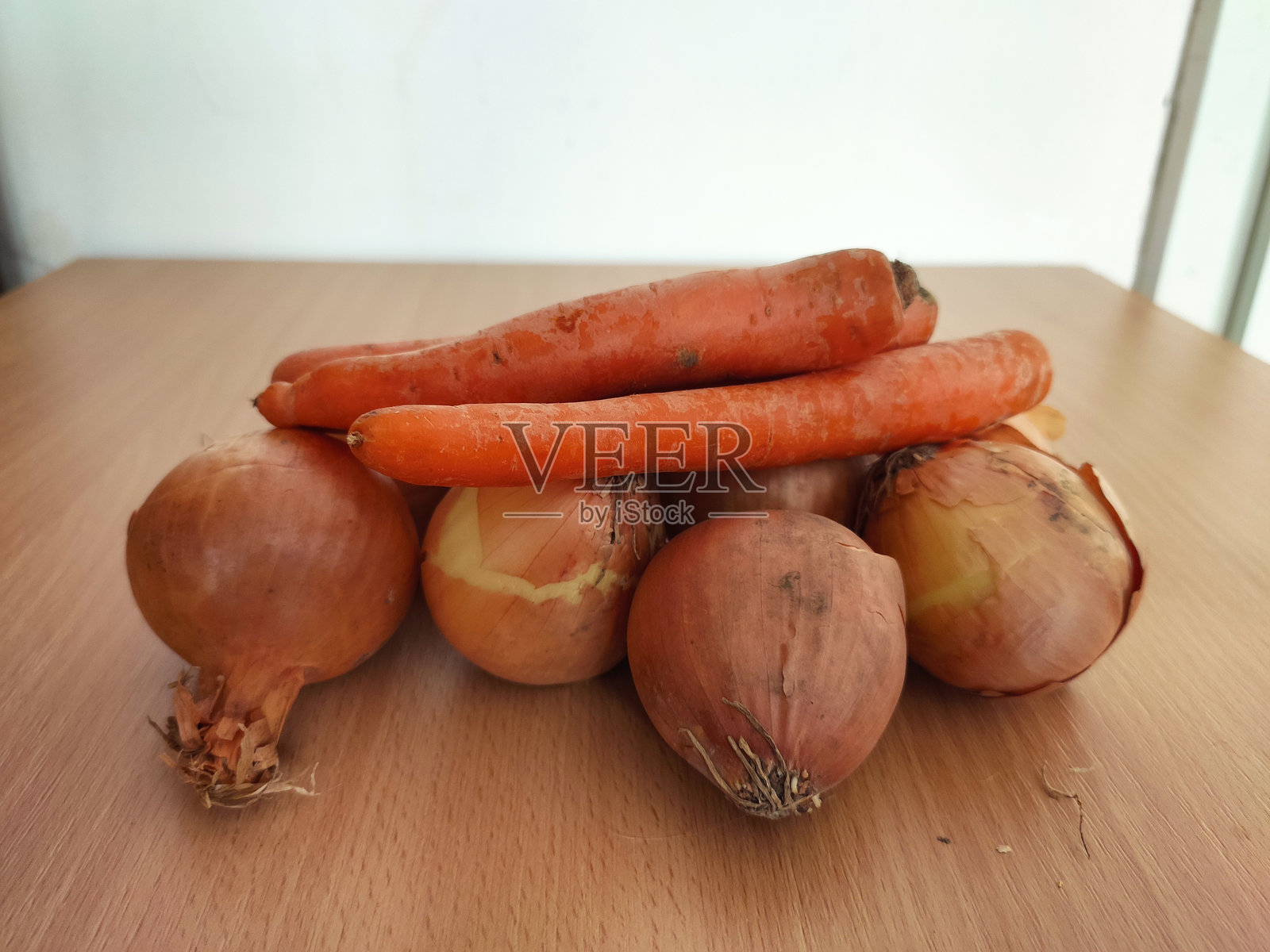 新鲜的水果和蔬菜在桌子上照片摄影图片