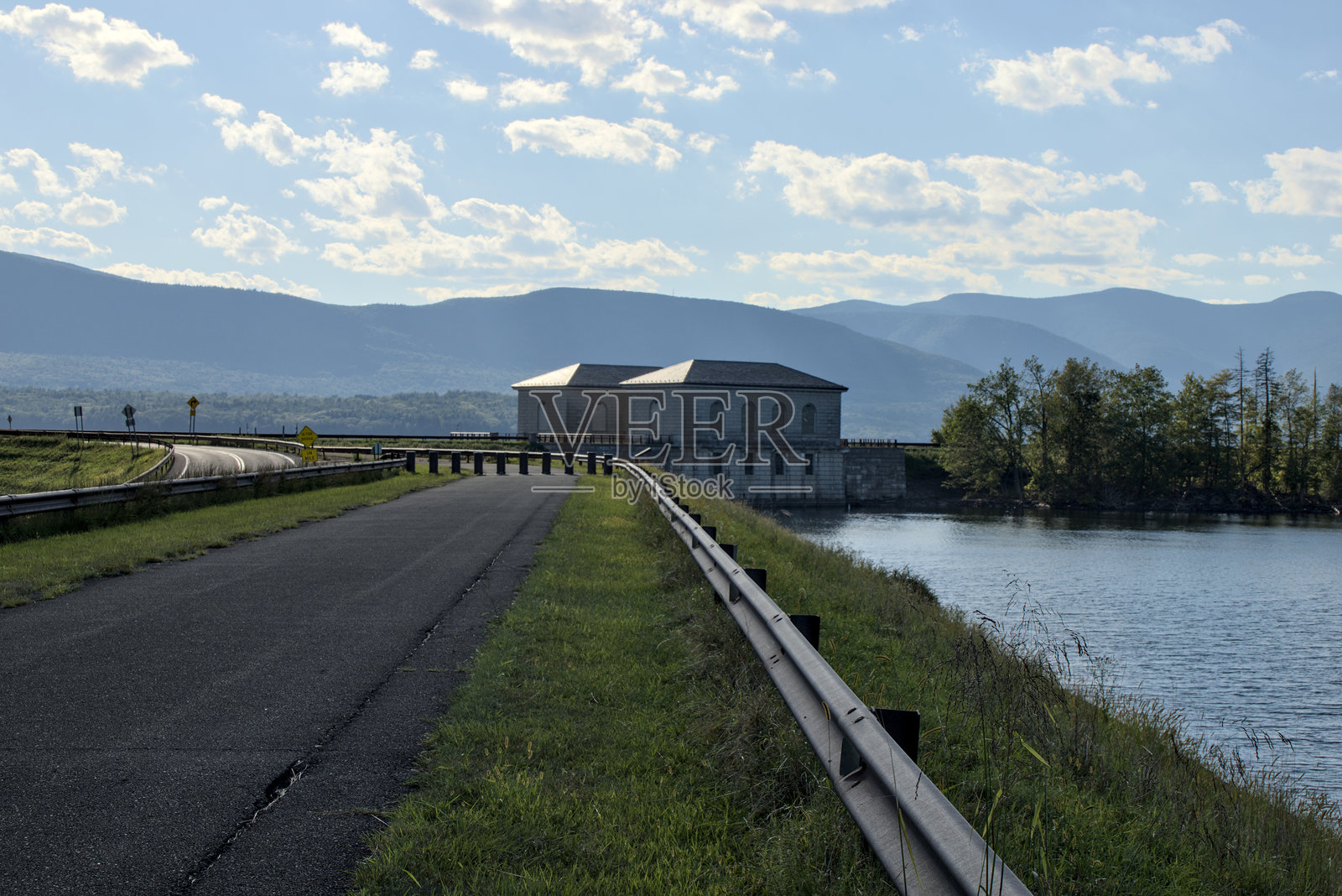 在纽约哈德逊河谷的阿肖坎水库上建造的分流堰（饮用水管理混凝土结构，位于公路上），纽约市管道，卡茨基尔山脉。照片摄影图片