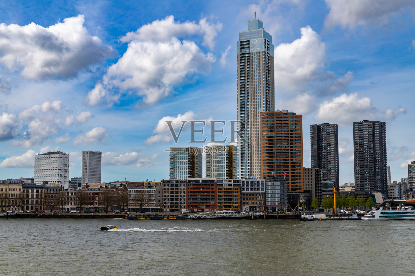 鹿特丹天际线中的高耸摩天大楼照片摄影图片