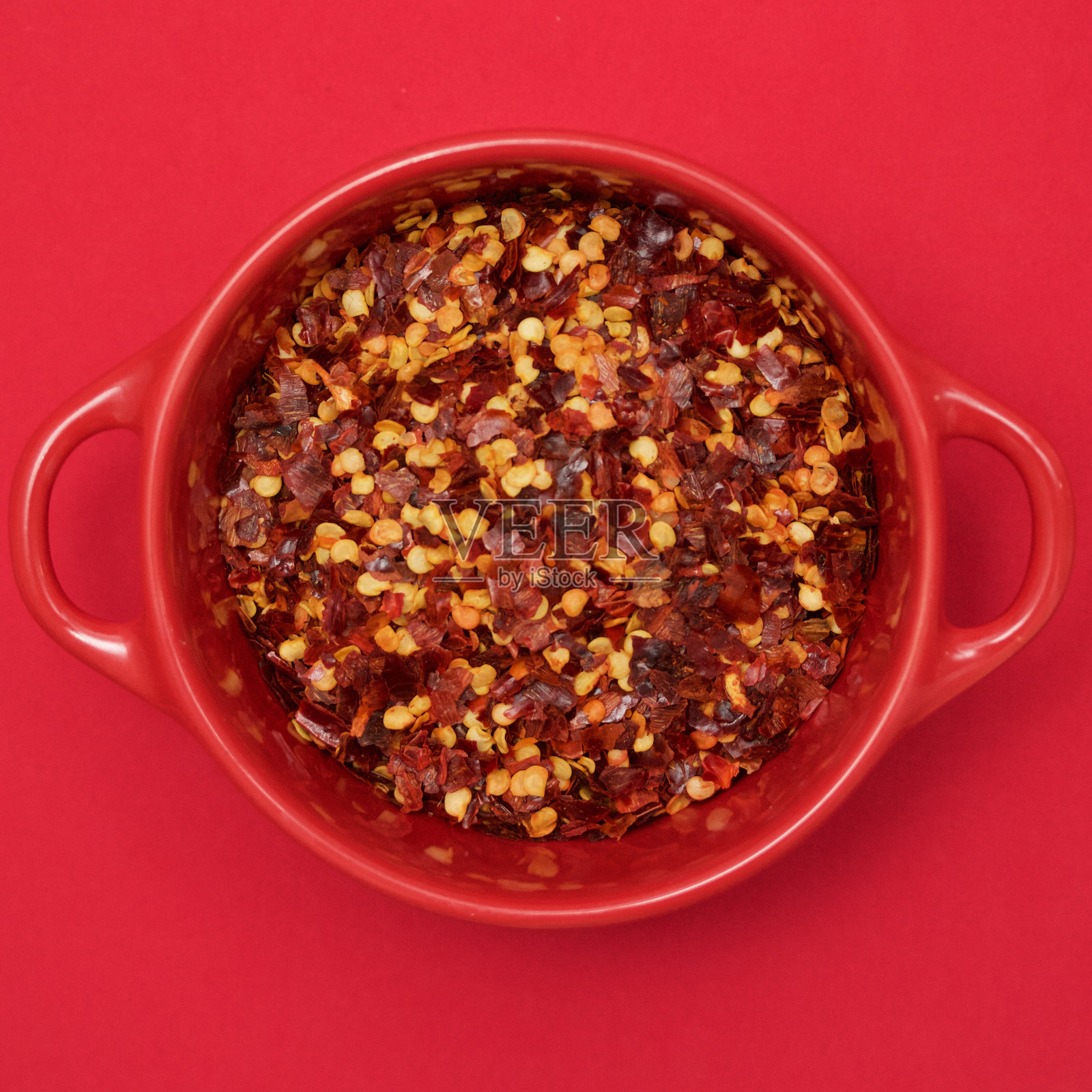 碗中辣椒 flakes 的俯视图照片摄影图片