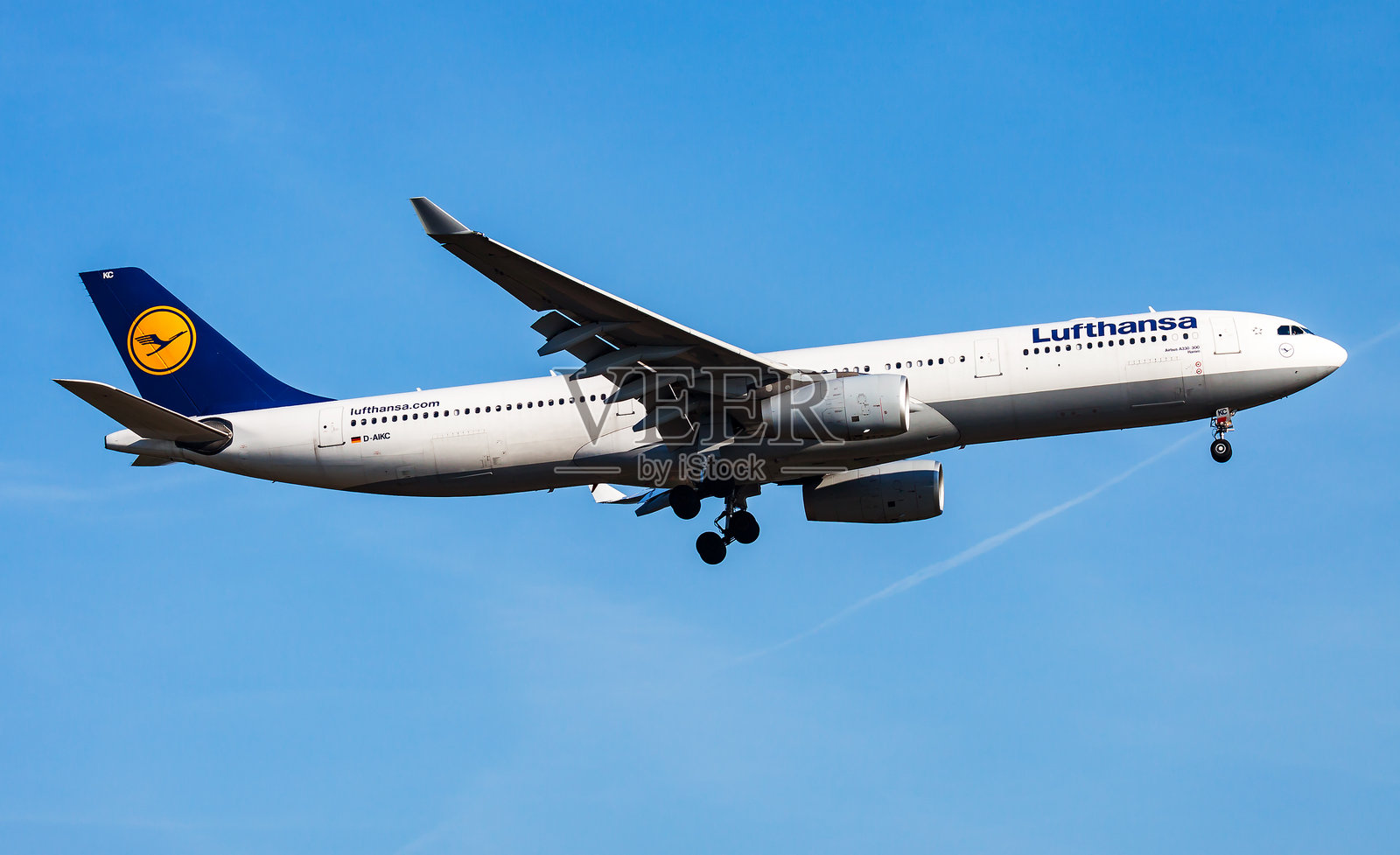 汉莎航空客机停靠在机场。航班安排旅行。航空与飞机。空中运输。全球国际运输。飞行与飞翔。照片摄影图片