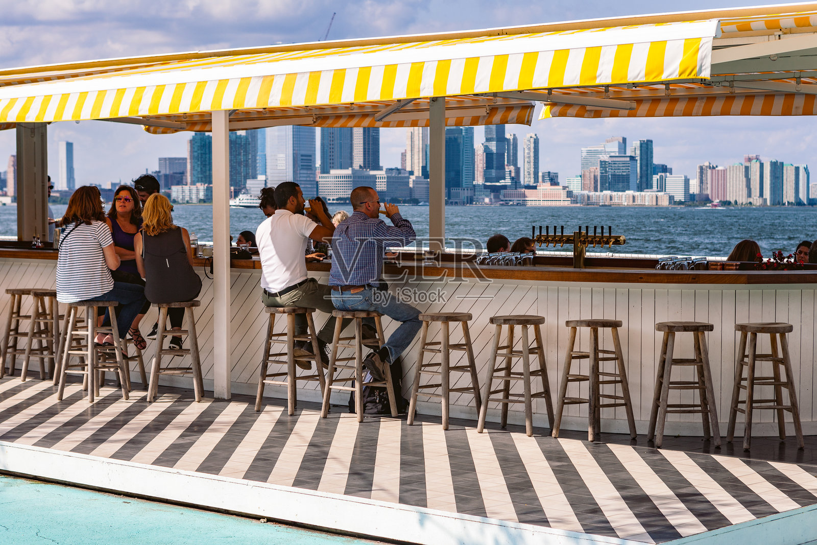 享受曼哈顿美景的午餐照片摄影图片