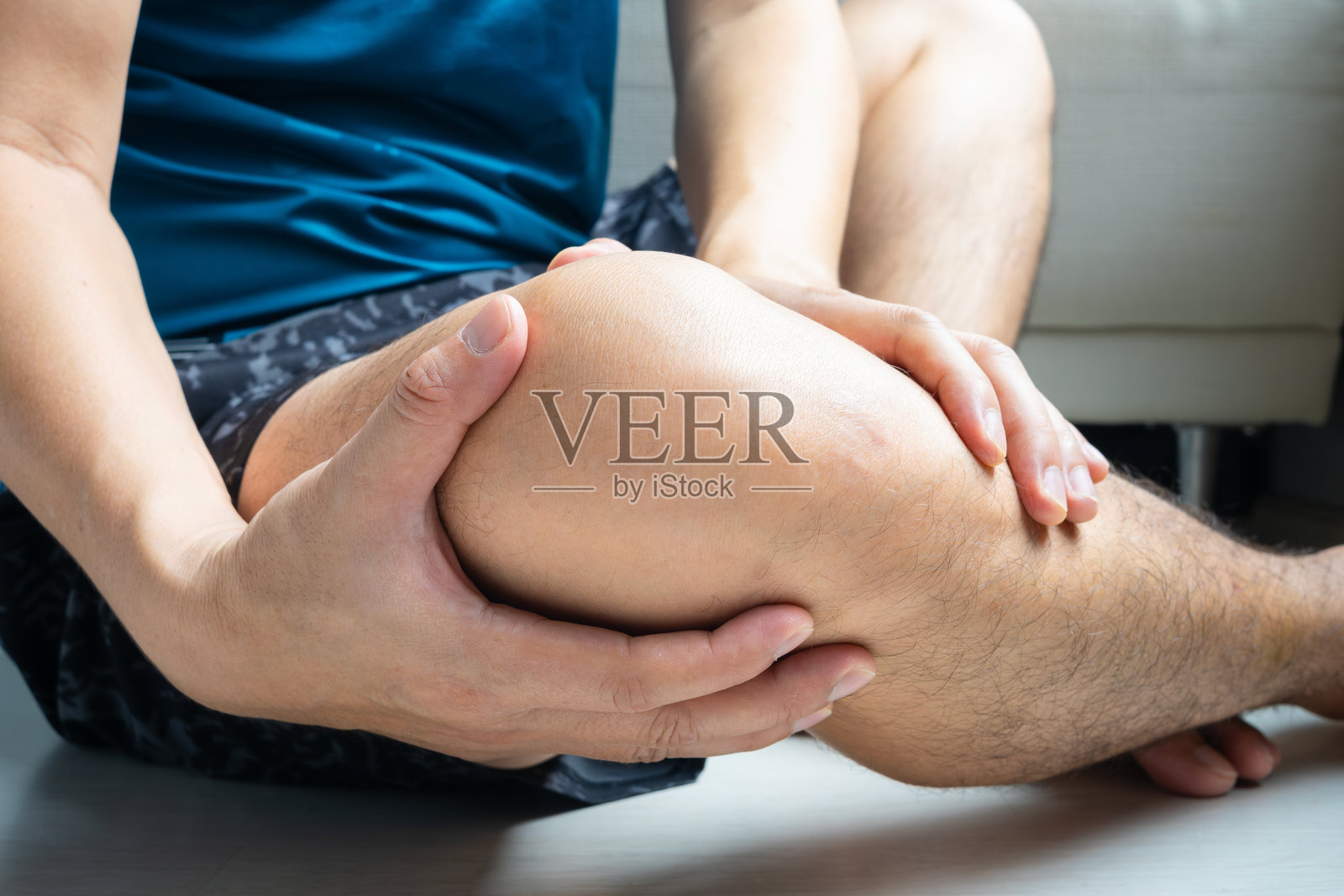 他把手放在膝盖上，痛点来自骨关节炎和骨骼疾病，医学概念和治疗方法。照片摄影图片