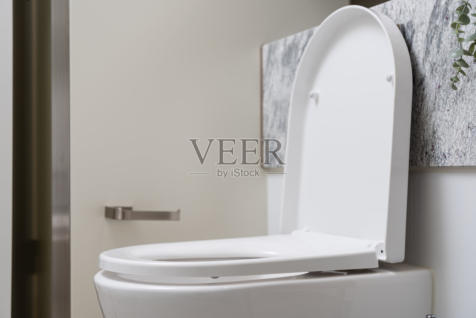 现代家居浴室中的马桶照片摄影图片