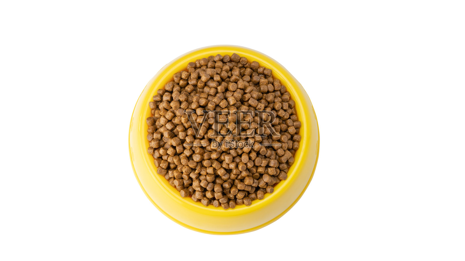 白色背景上的黄色碗里装着干宠物食品。照片摄影图片