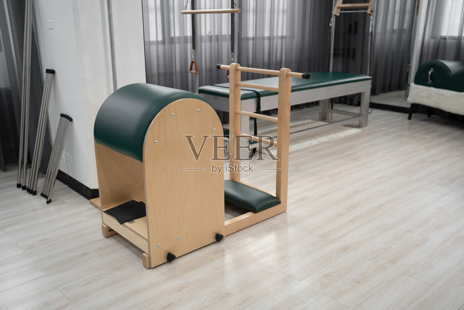 健身房的普拉提器材照片摄影图片