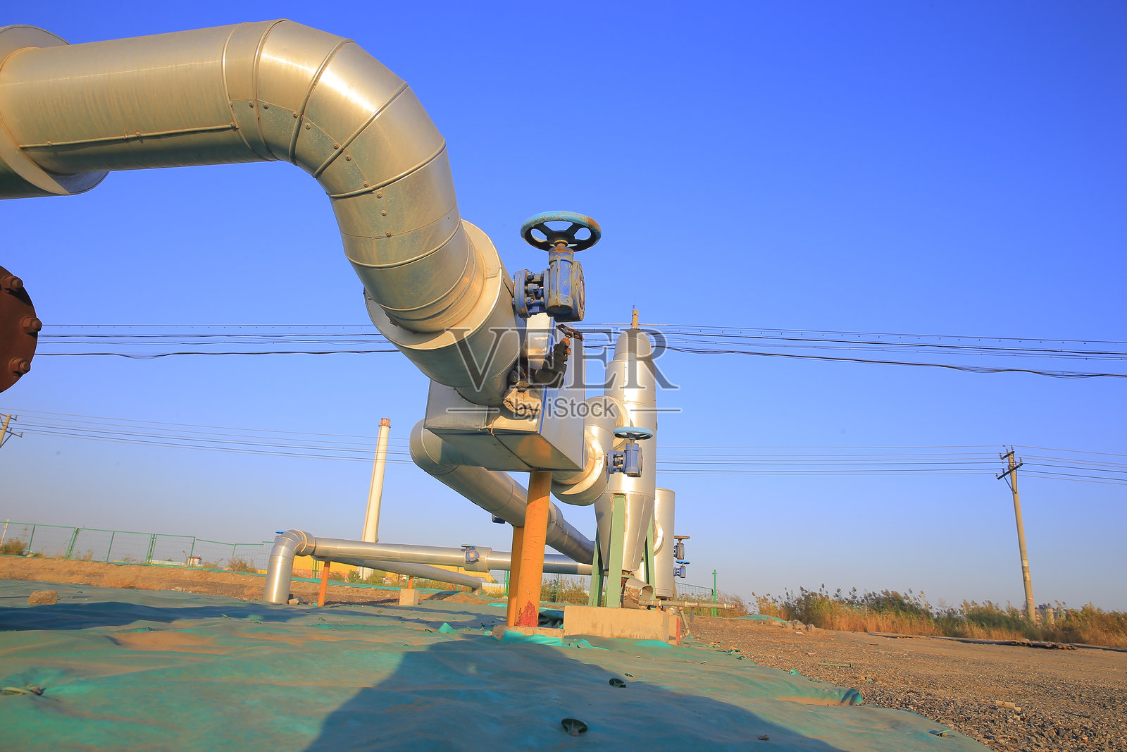 油管和阀门，工业设备照片摄影图片