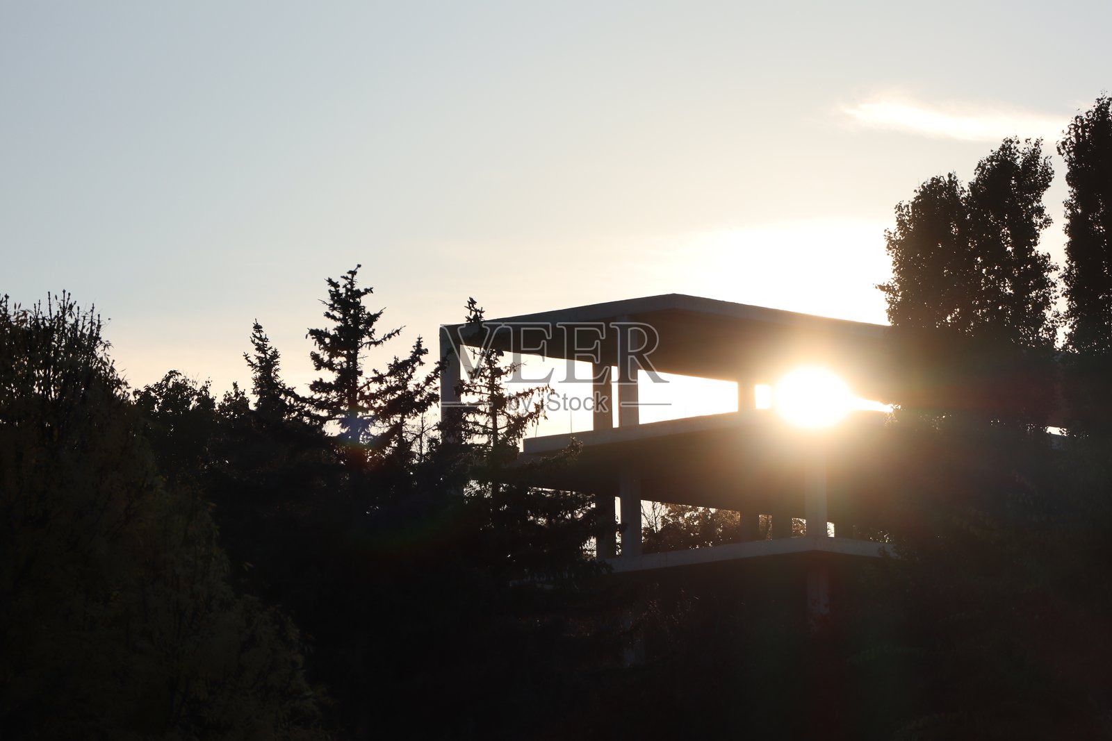 迷人的日落剪影与自然环境中的工业结构形成了美丽的对比照片摄影图片