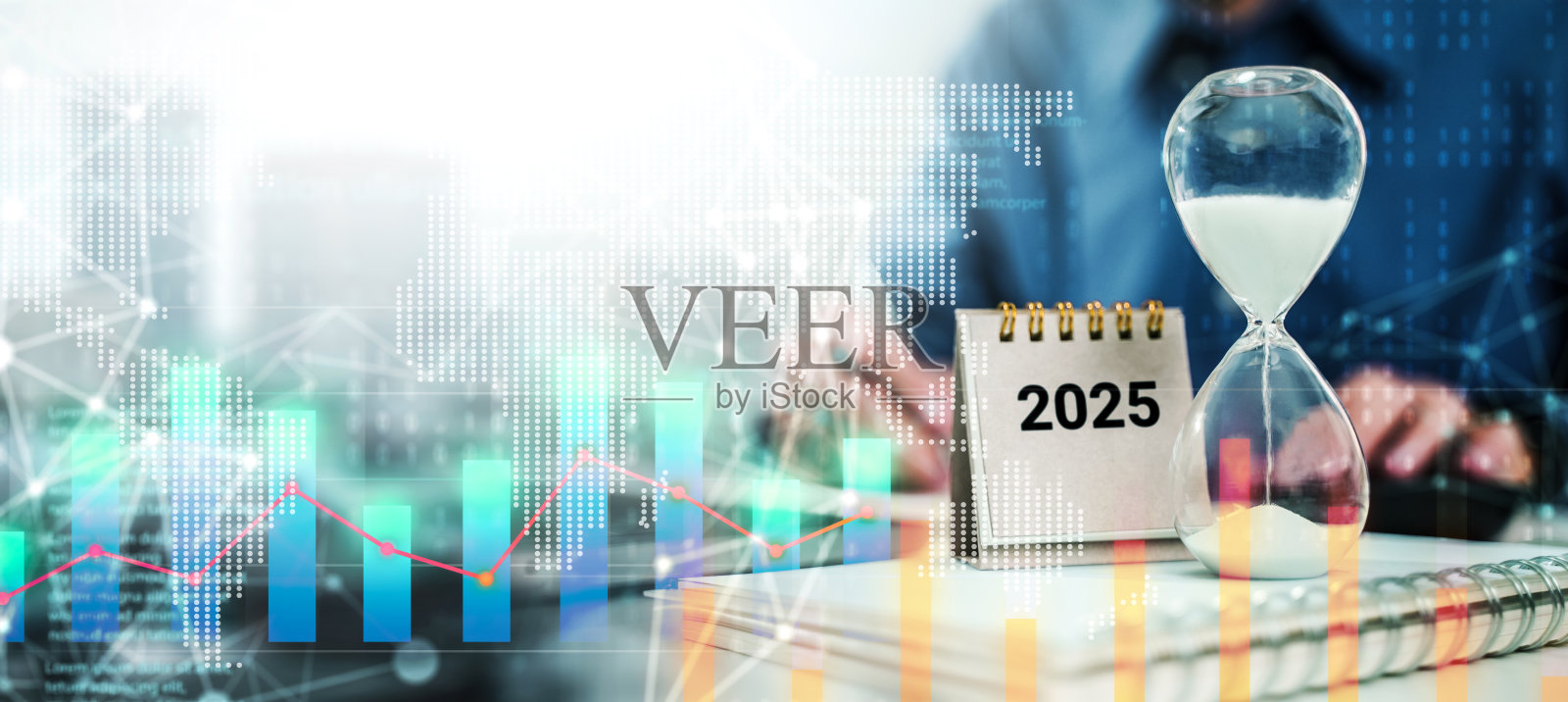 2025年新年快乐，桌上有日历和沙漏，商人的决心计划写在笔记本上，准备在新年开始工作。照片摄影图片