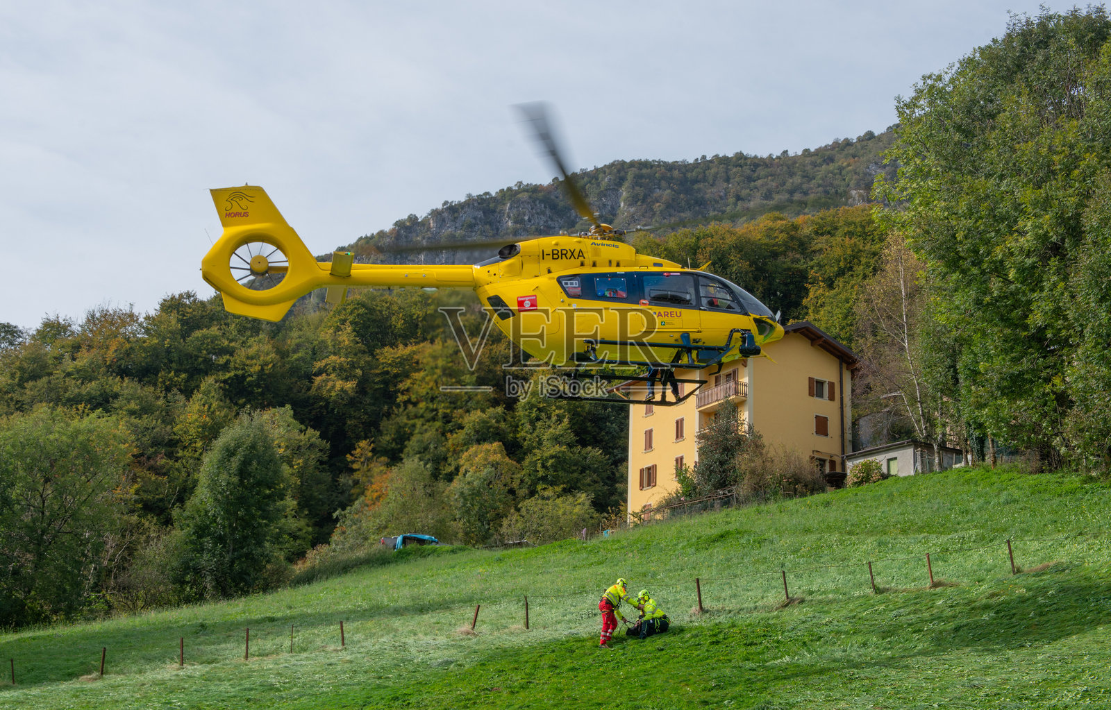 直升机正在卸载医疗救援人员以应对紧急情况照片摄影图片