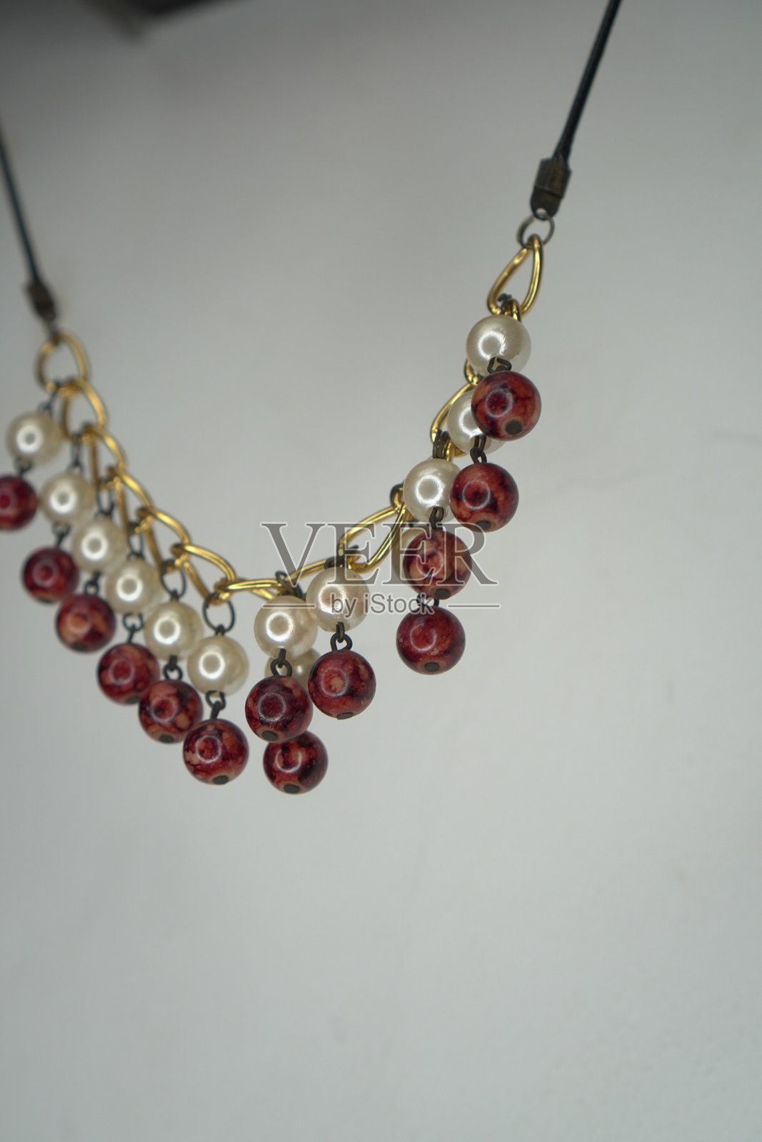 酒红色的珠子增添了一抹色彩照片摄影图片