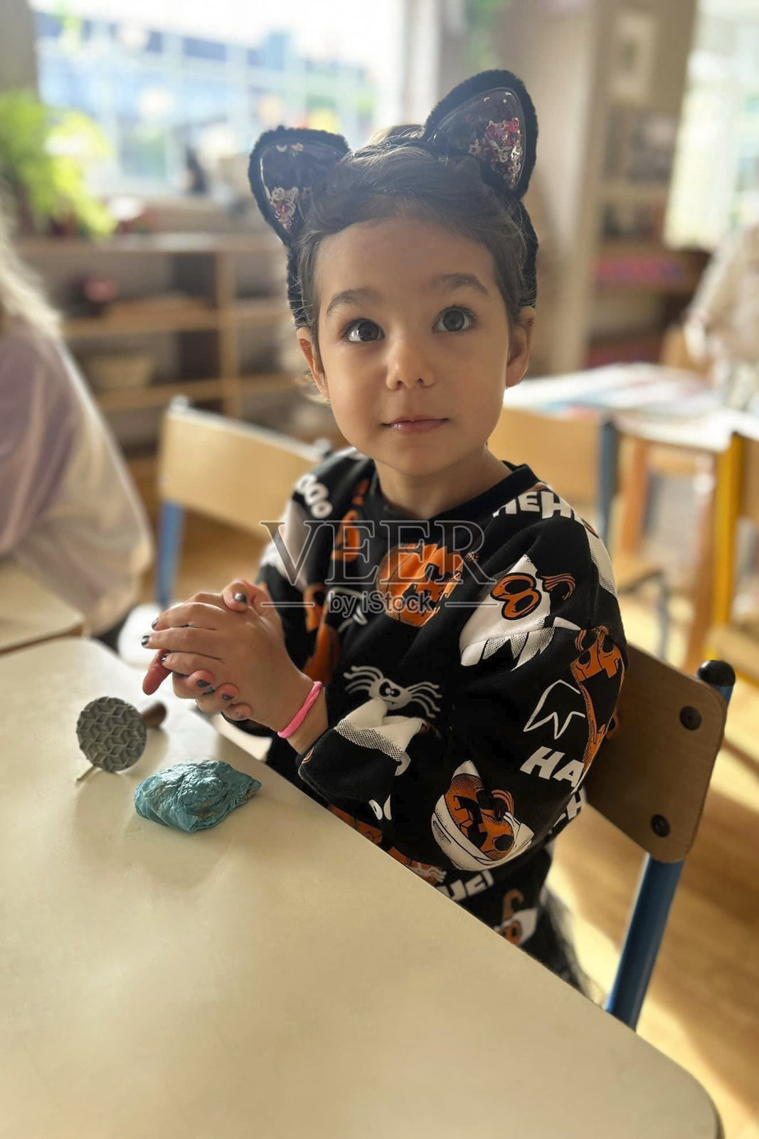 准备好迎接万圣节的孩子照片摄影图片