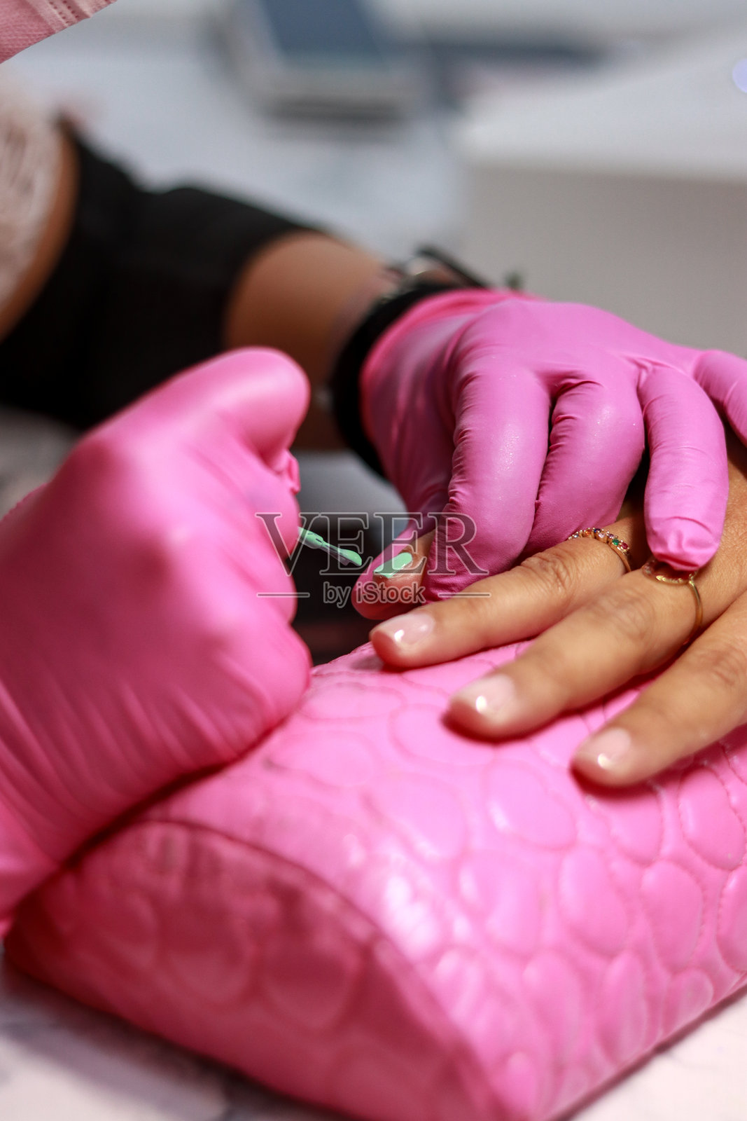 美甲师在沙龙为顾客涂指甲油的特写镜头照片摄影图片