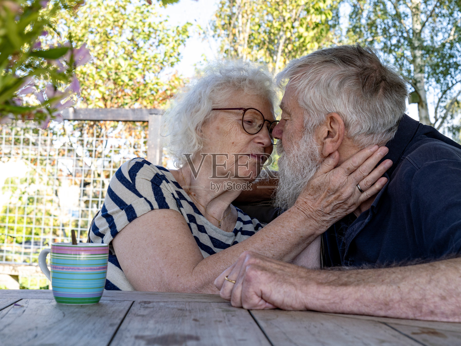 老年人约会照片摄影图片