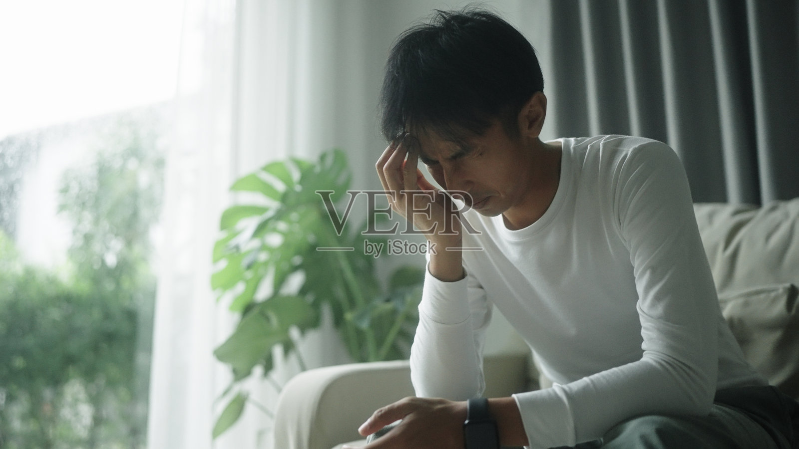 男人头痛照片摄影图片