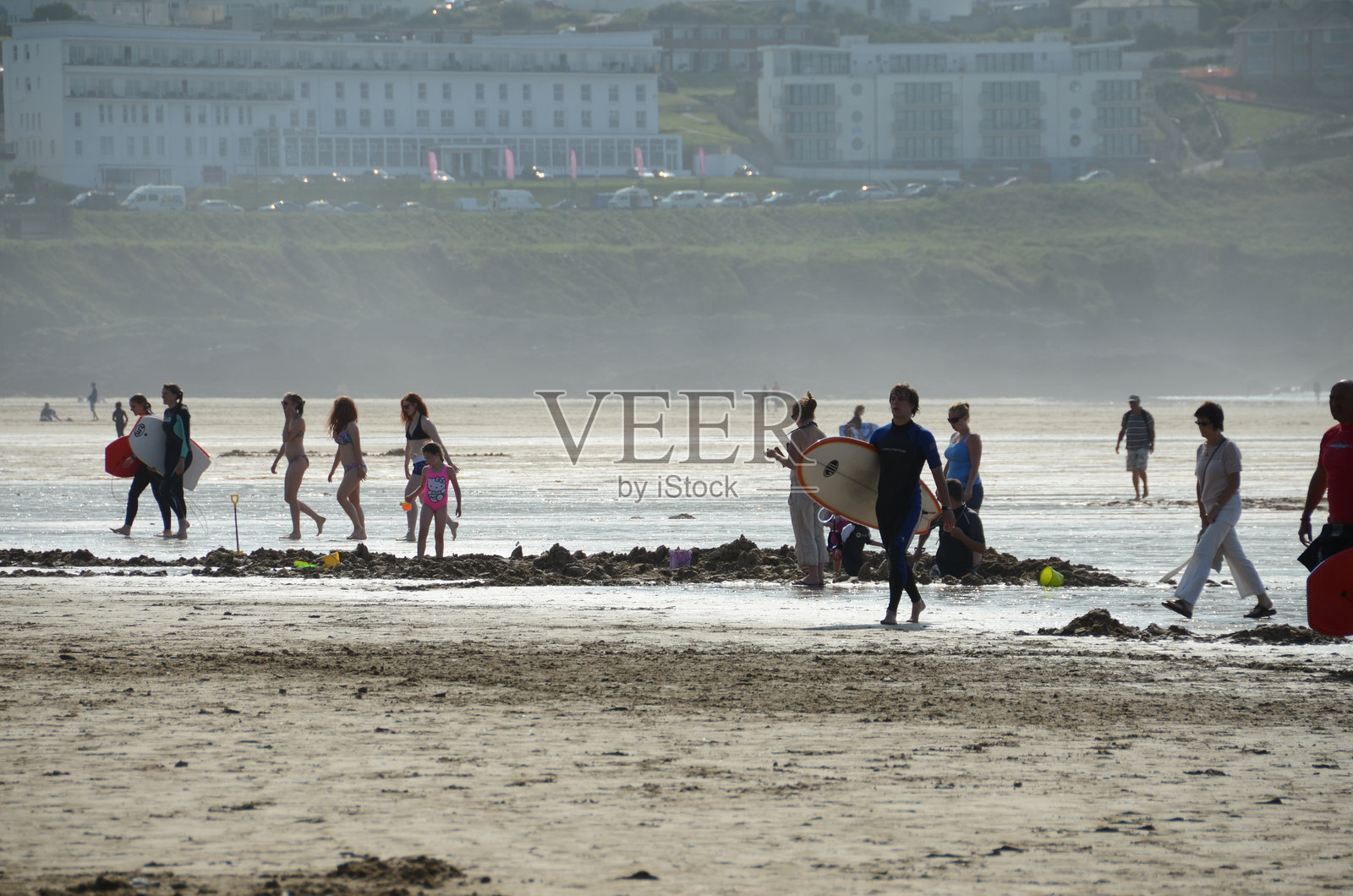 康沃尔纽奎的费斯特拉尔海滩上的人们照片摄影图片