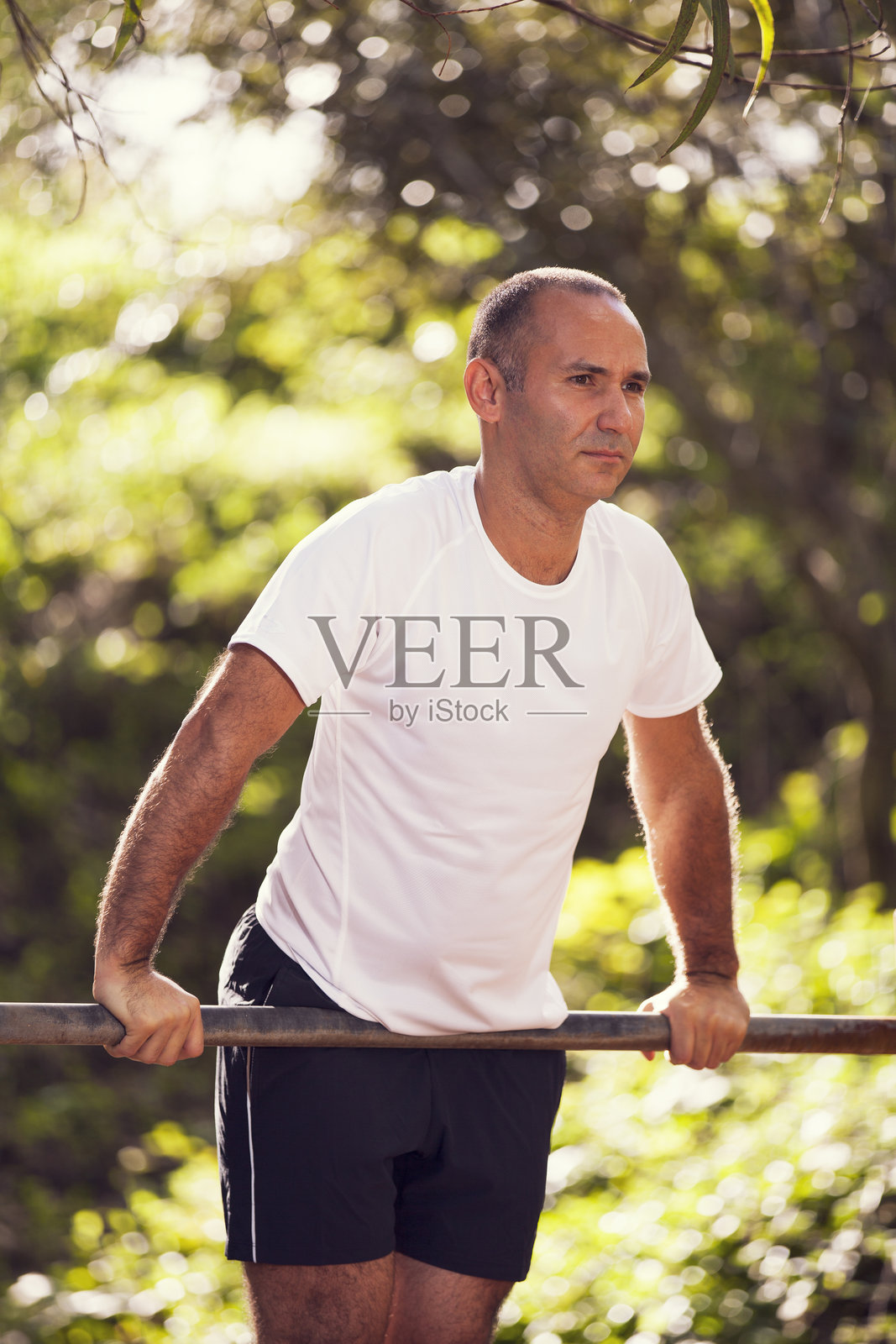 成熟男性在城市公园跑步、锻炼和拉伸照片摄影图片