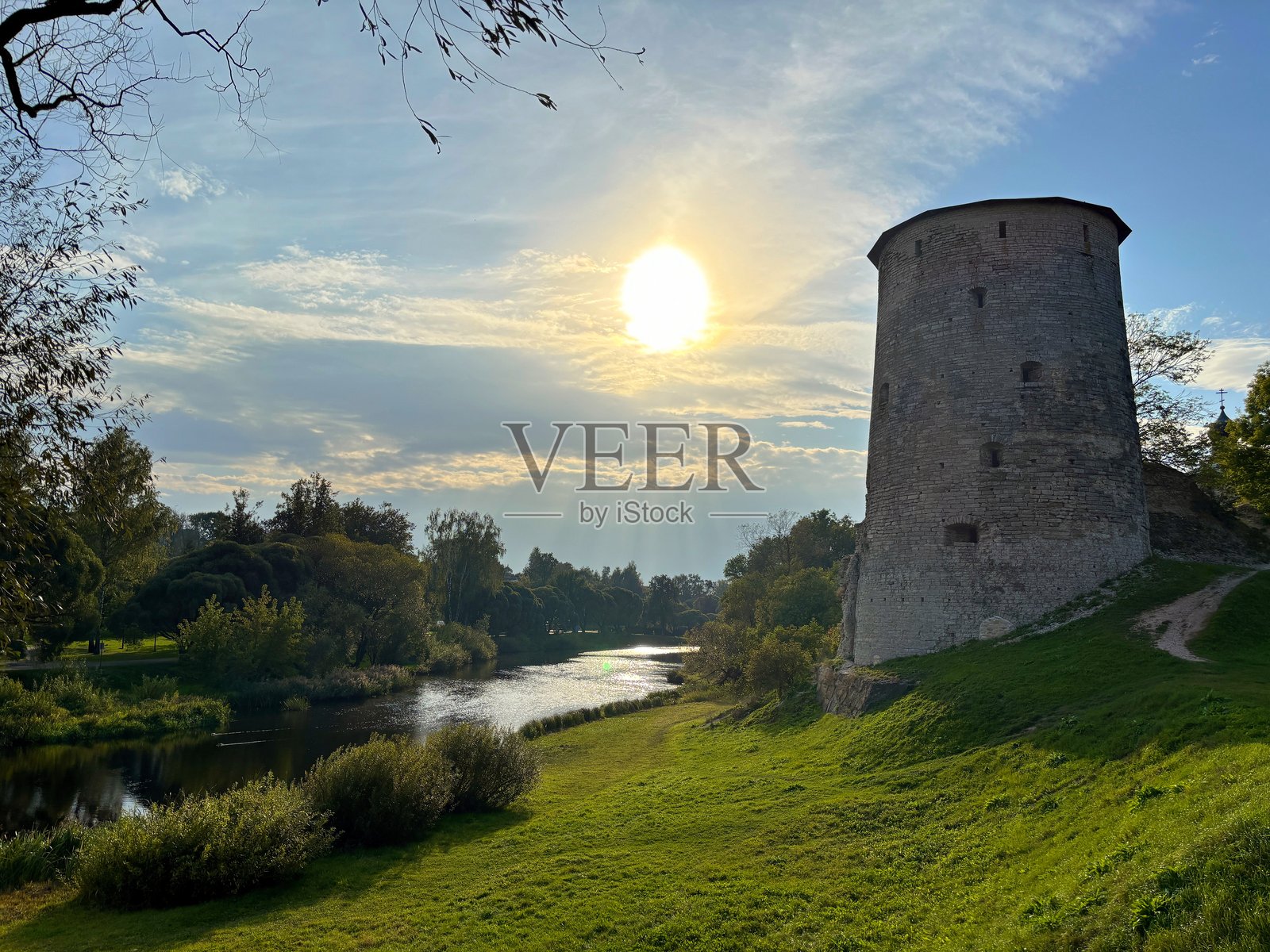普斯科夫市的一个修道院。照片摄影图片
