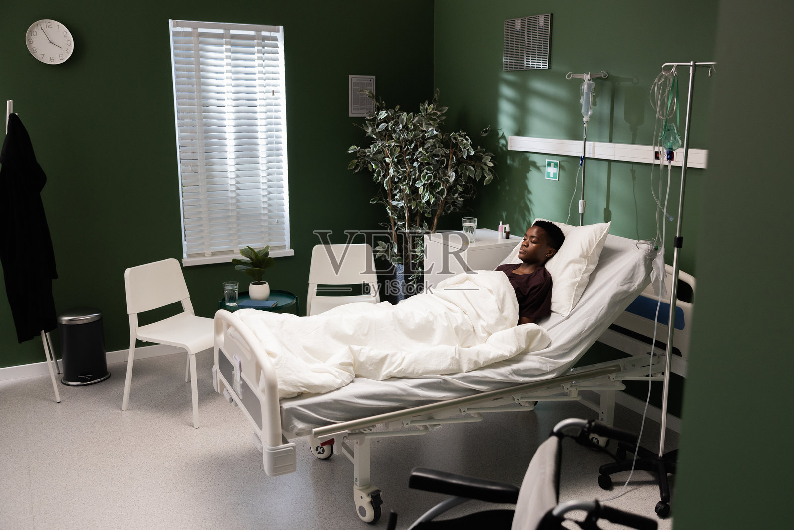 年轻的非洲患者安静地躺在医院病床上休息照片摄影图片