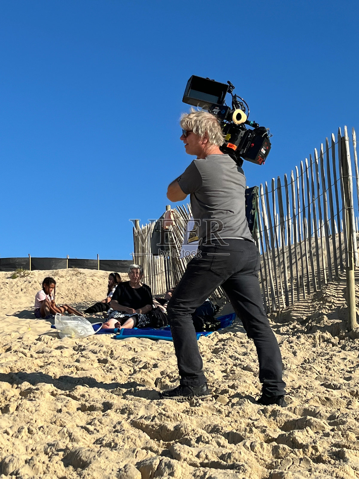 手持相机的电影摄影师照片摄影图片