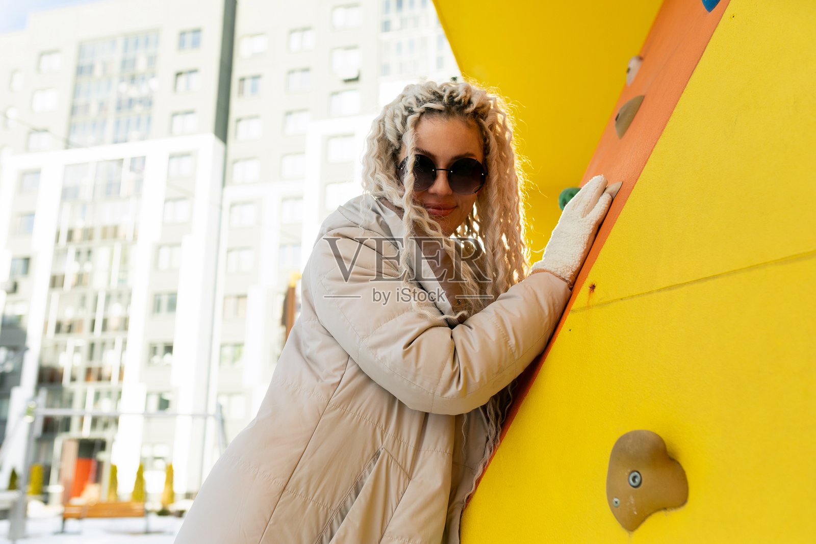 靠在黄色冲浪板上的女人照片摄影图片