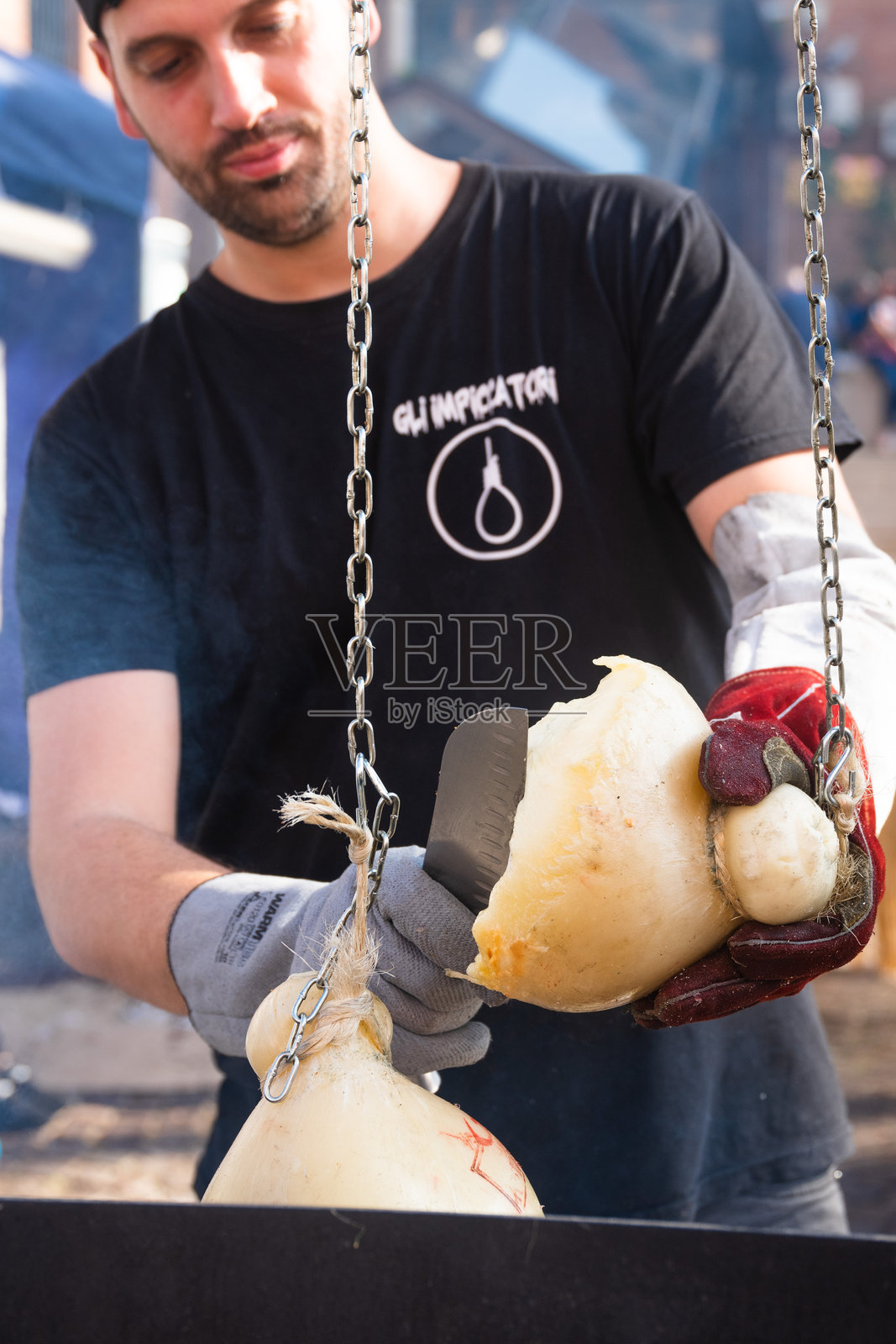 意大利男子在梅尔菲切割一块卡乔卡沃奶酪照片摄影图片