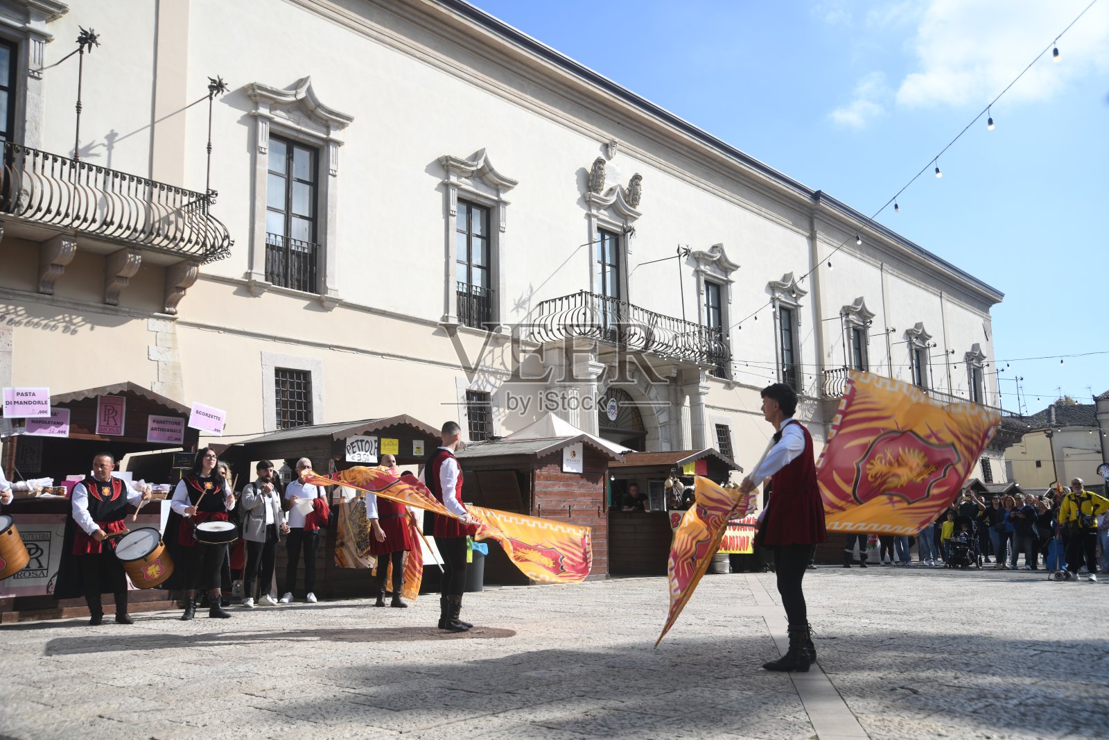 在意大利梅尔菲广场上进行历史重演的旗帜编织者照片摄影图片