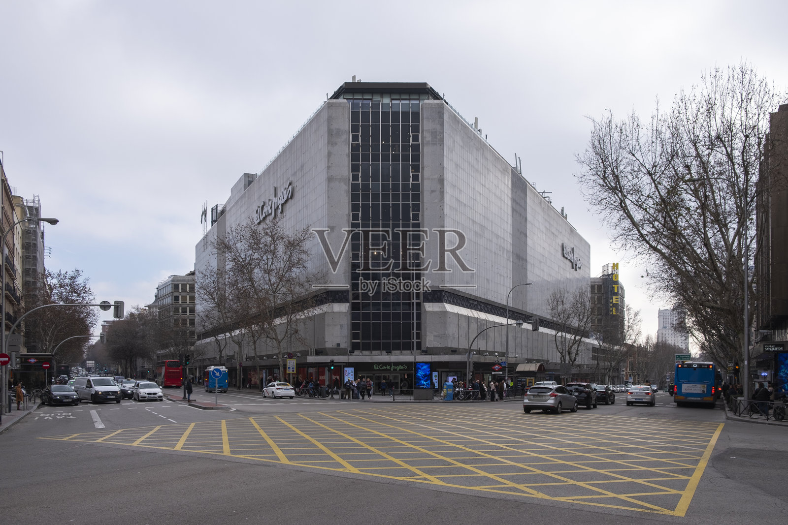 著名的公主街上的Corte Inglés大楼。照片摄影图片