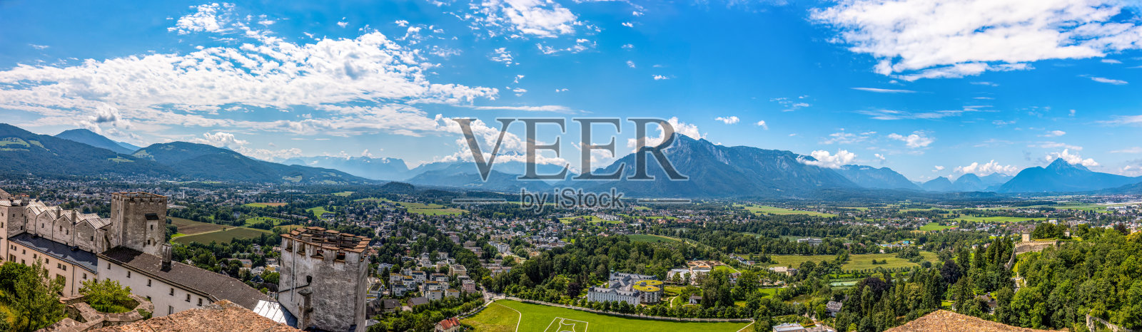 从霍亨萨尔茨堡要塞（Festung Hohensalzburg）俯瞰奥地利阿尔卑斯山的高角度视图照片摄影图片
