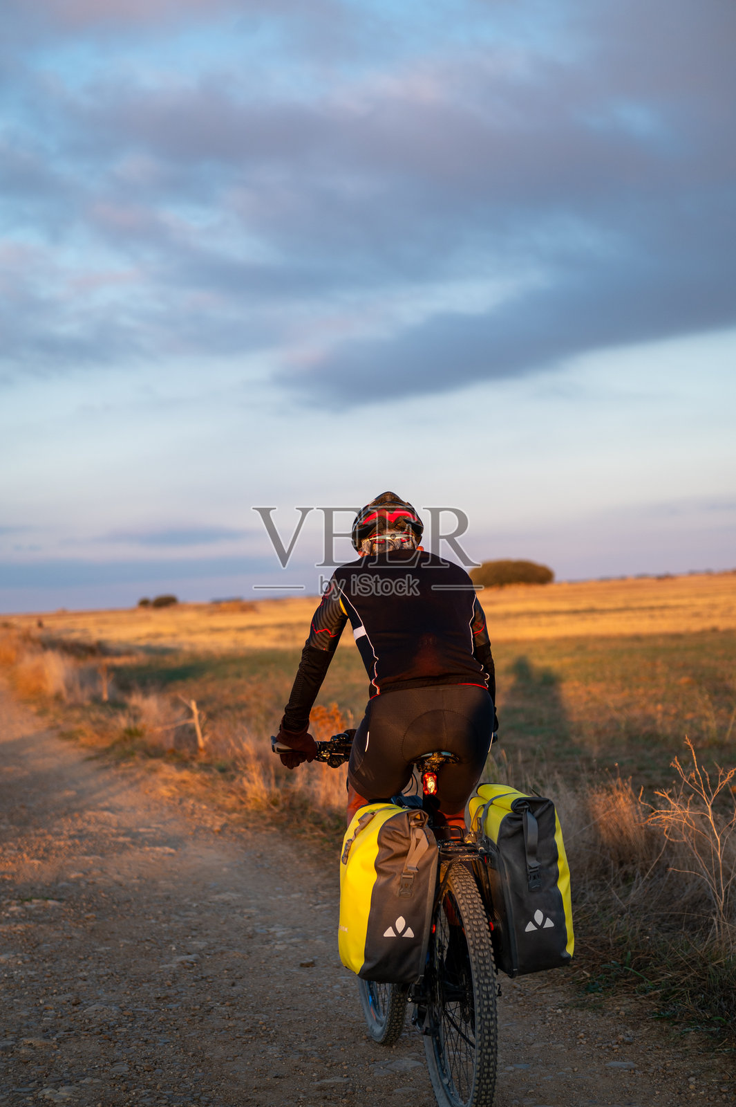 秋季，朝圣者骑自行车沿着圣地亚哥之路，从布尔戈斯到霍尔尼略斯·德尔·卡米诺的路段。照片摄影图片