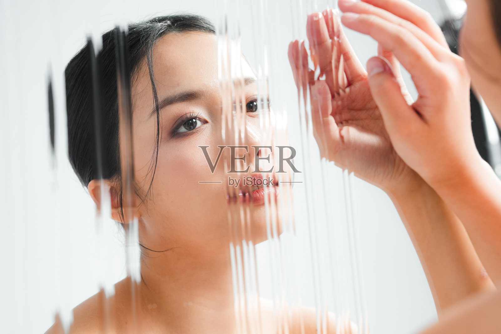 时尚护肤图片，年轻亚洲女性在灰色背景下拍摄照片摄影图片