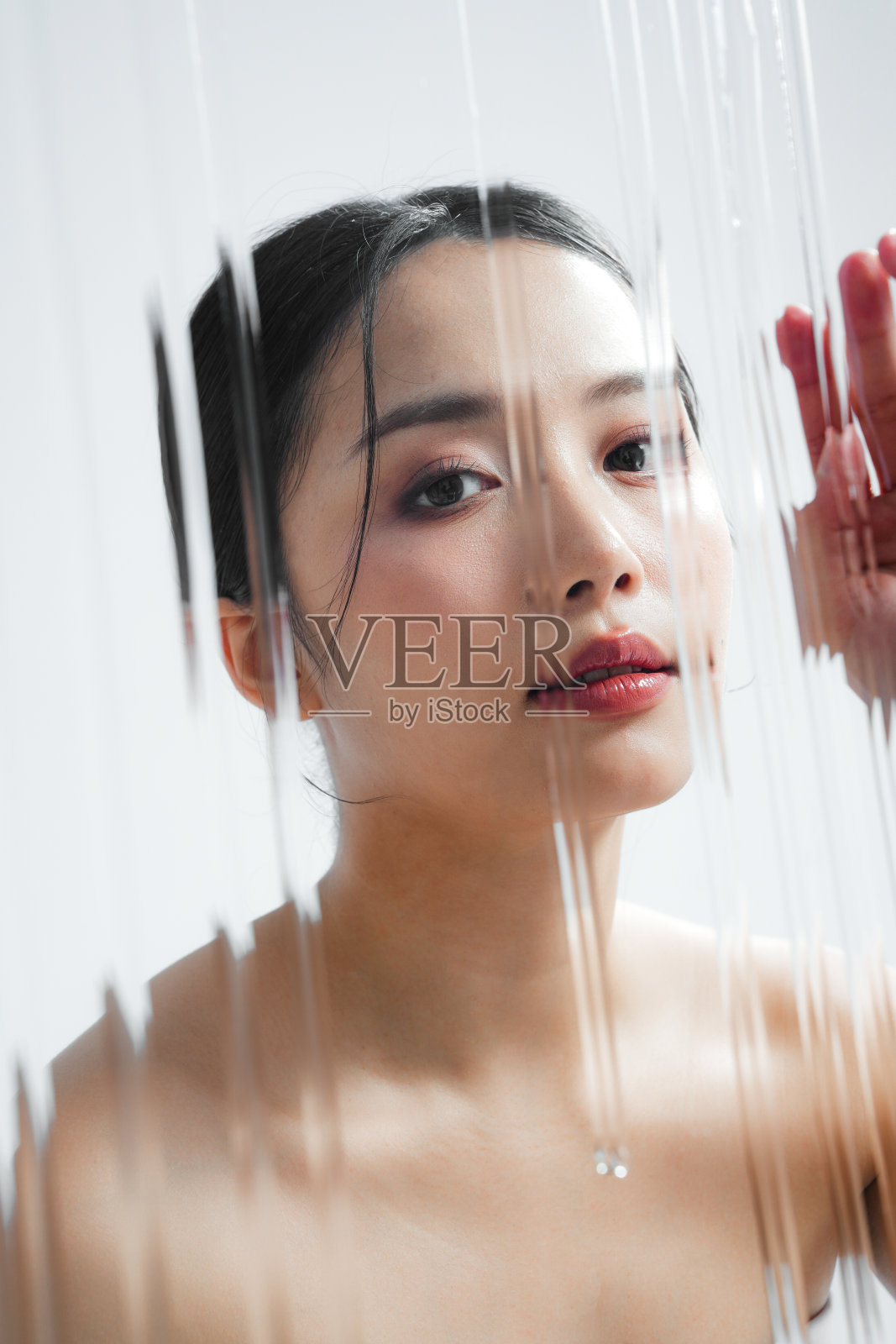 时尚护肤图片，年轻亚洲女性在灰色背景下拍摄照片摄影图片