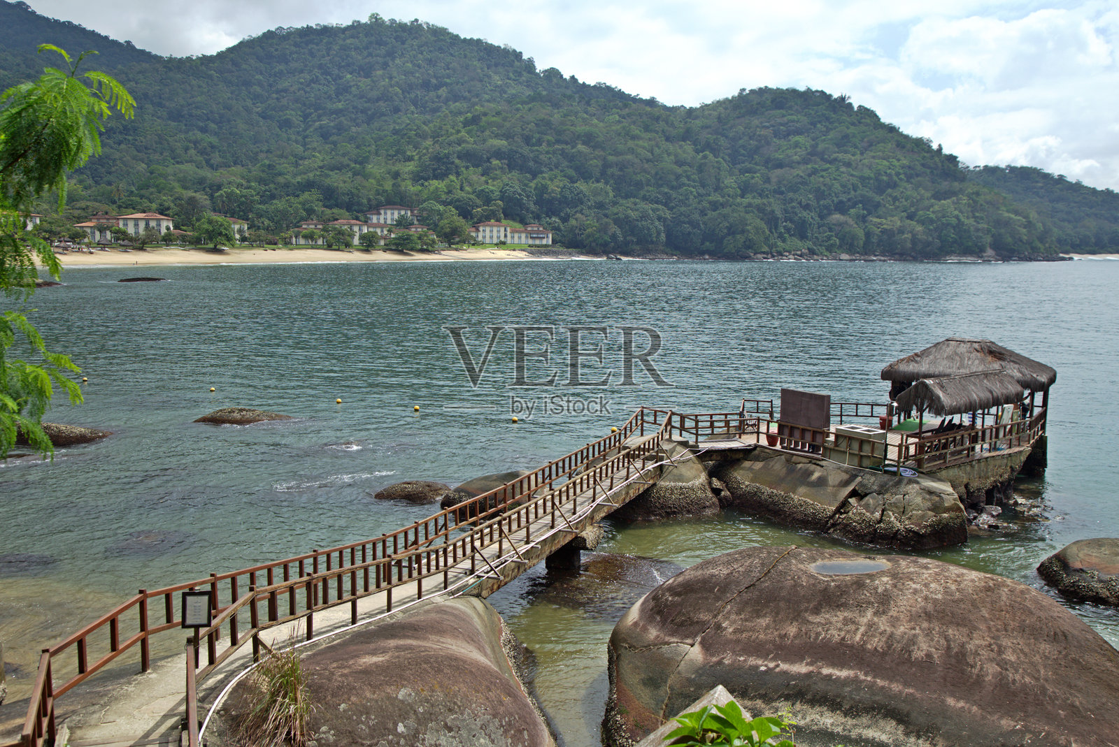 通往岩石岛屿的海洋小径照片摄影图片