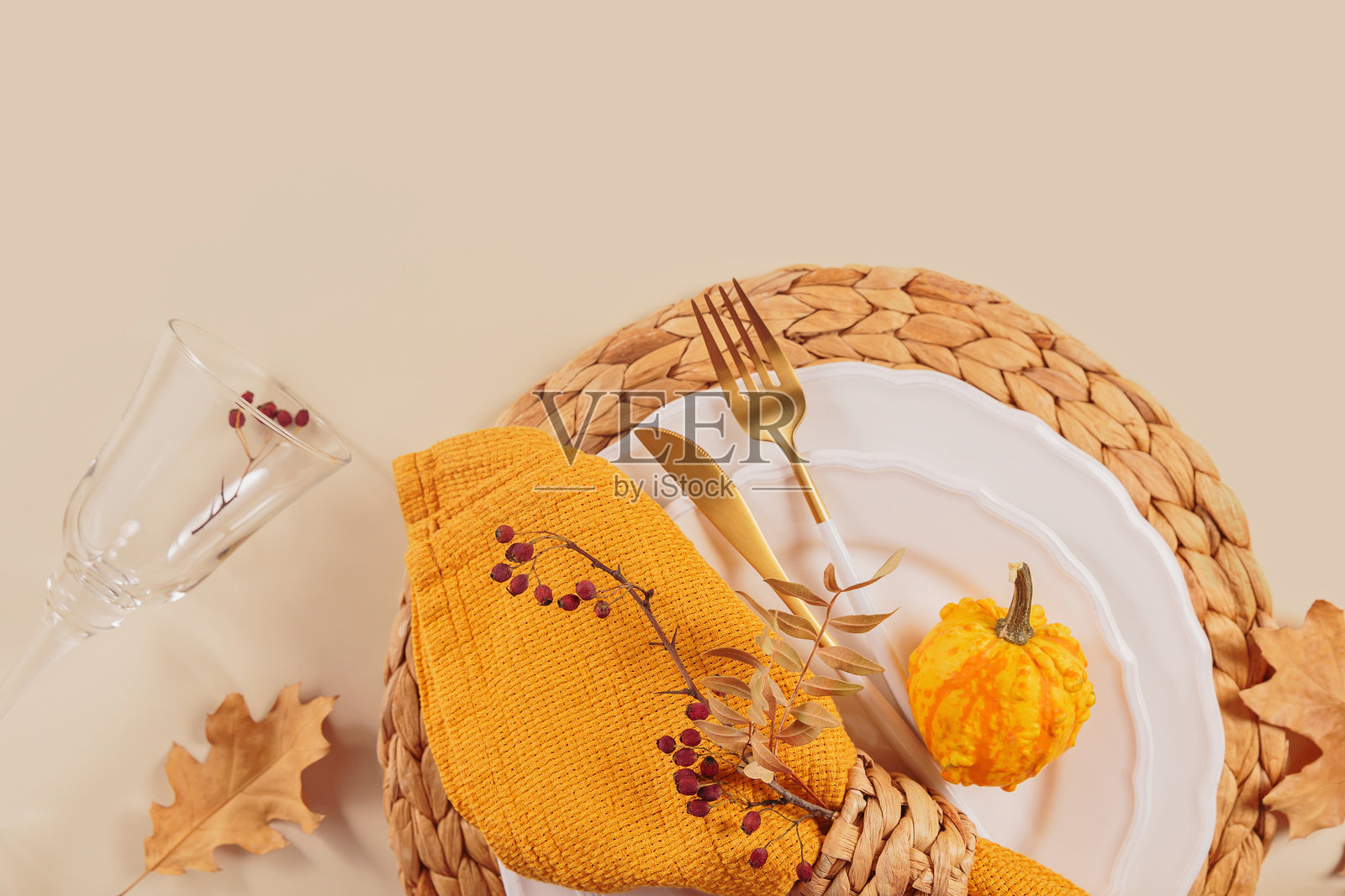 秋季桌面布置与南瓜装饰照片摄影图片