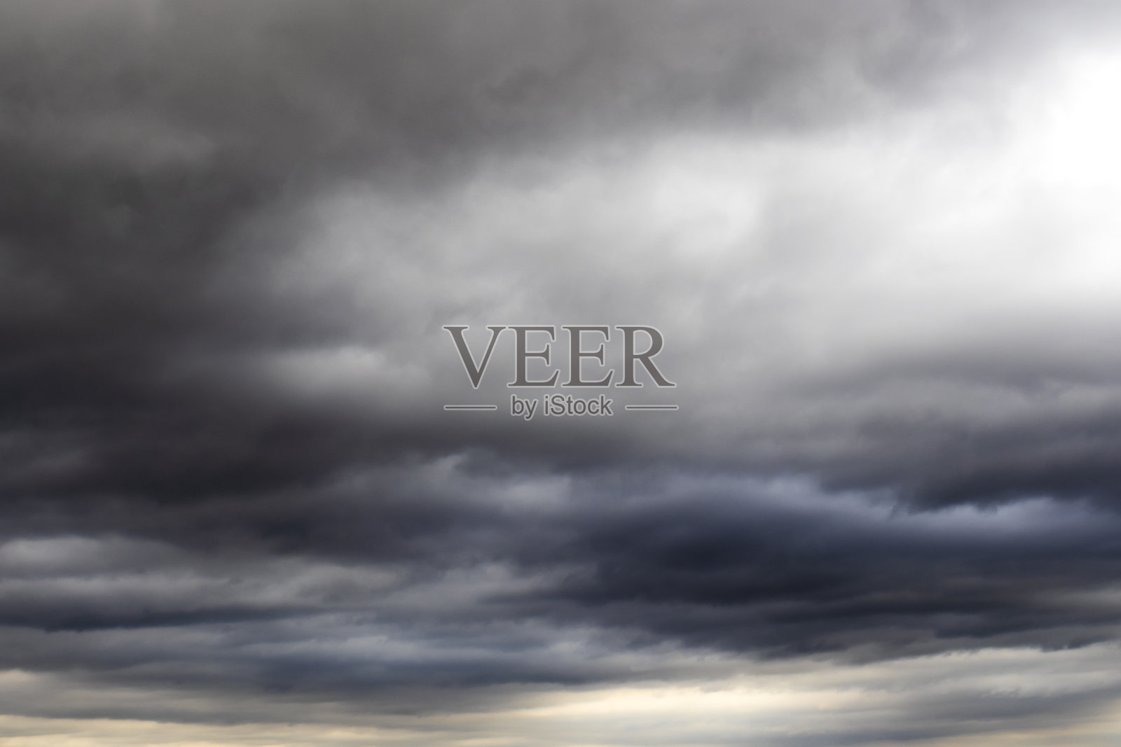 深灰色的暴风云照片摄影图片