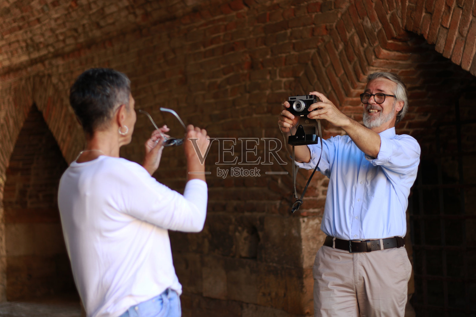 老年夫妇在其他城市的堡垒游览照片摄影图片