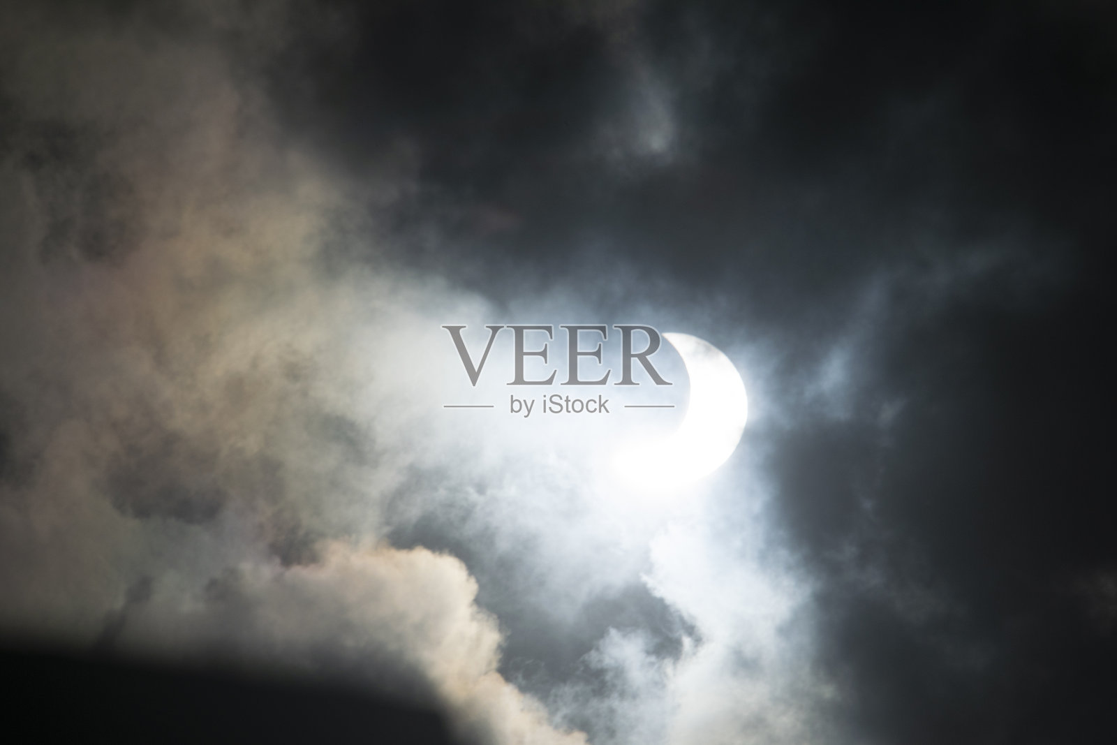 阿根廷的云层遮挡下的日食照片摄影图片