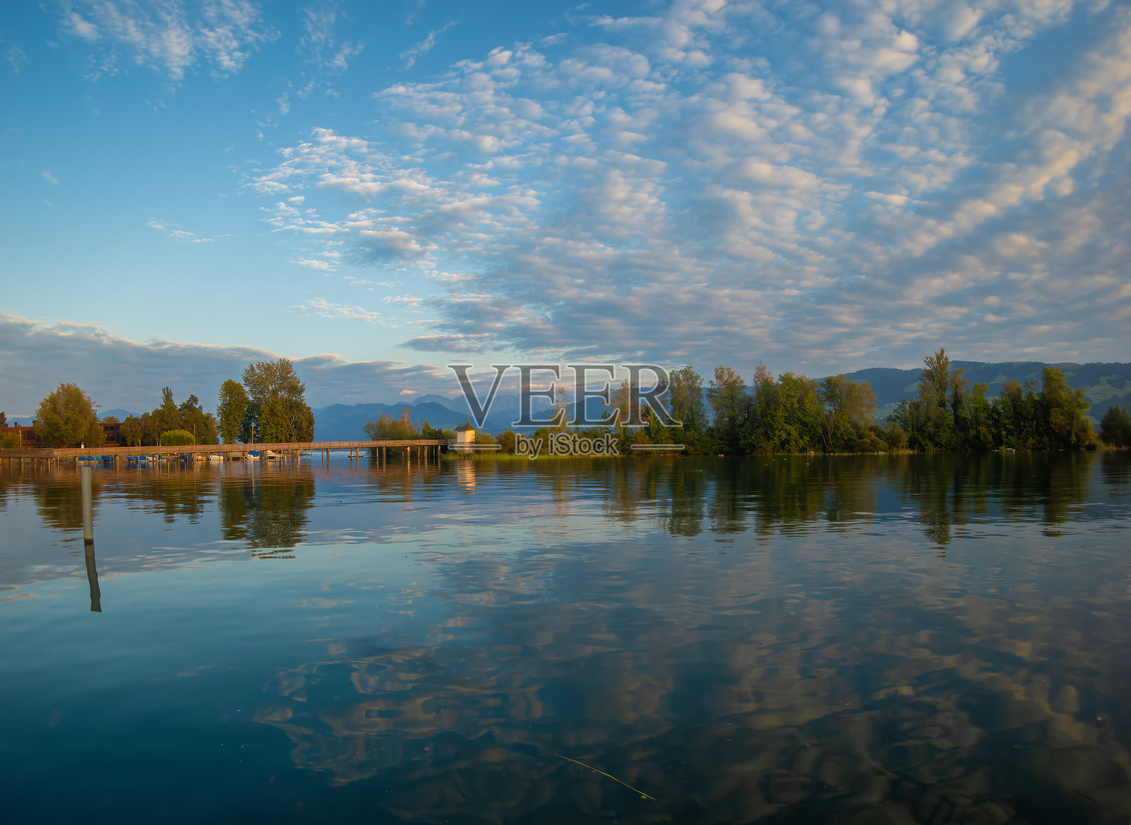瑞士圣加仑拉珀斯维尔的圣雅各古道沿线，历史悠久的木桥（Holzbrücke）和古老的小教堂（Hüesli）的景观照片摄影图片