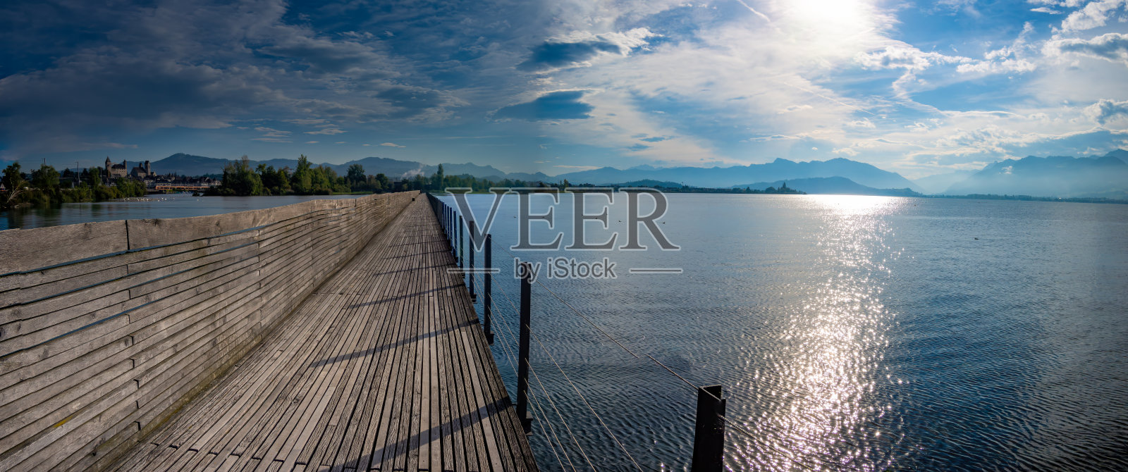 沿着圣雅各之路（Jakobsweg）走过历史悠久的木桥（Holzbrücke），跨越瑞士圣加仑的苏黎世湖。照片摄影图片