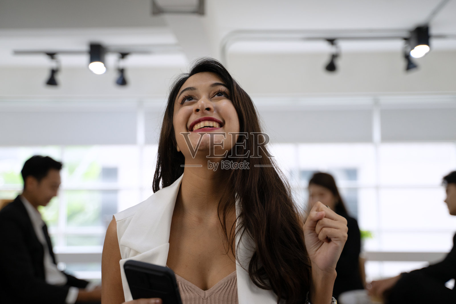 白领正在使用智能手机进行投资。照片摄影图片