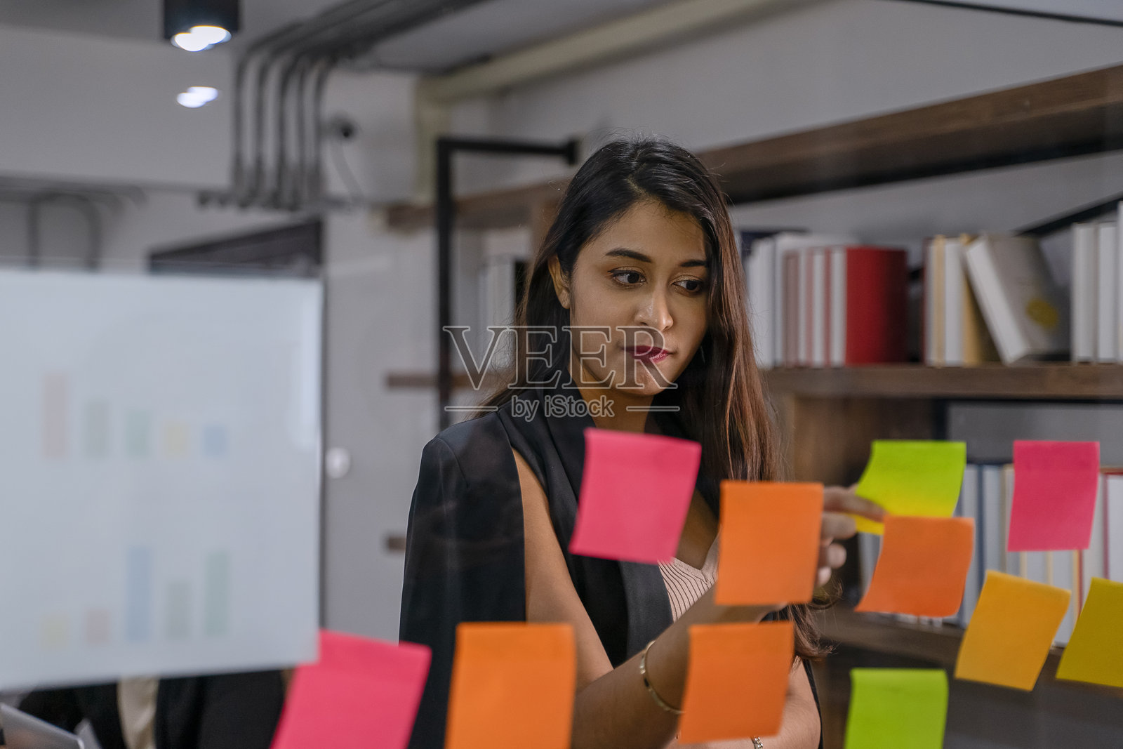 白领员工在办公室开会。照片摄影图片