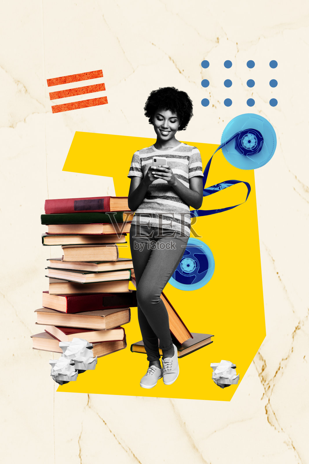 年轻女性学生站在书堆旁，复古卡带和手机的艺术拼贴作品照片摄影图片