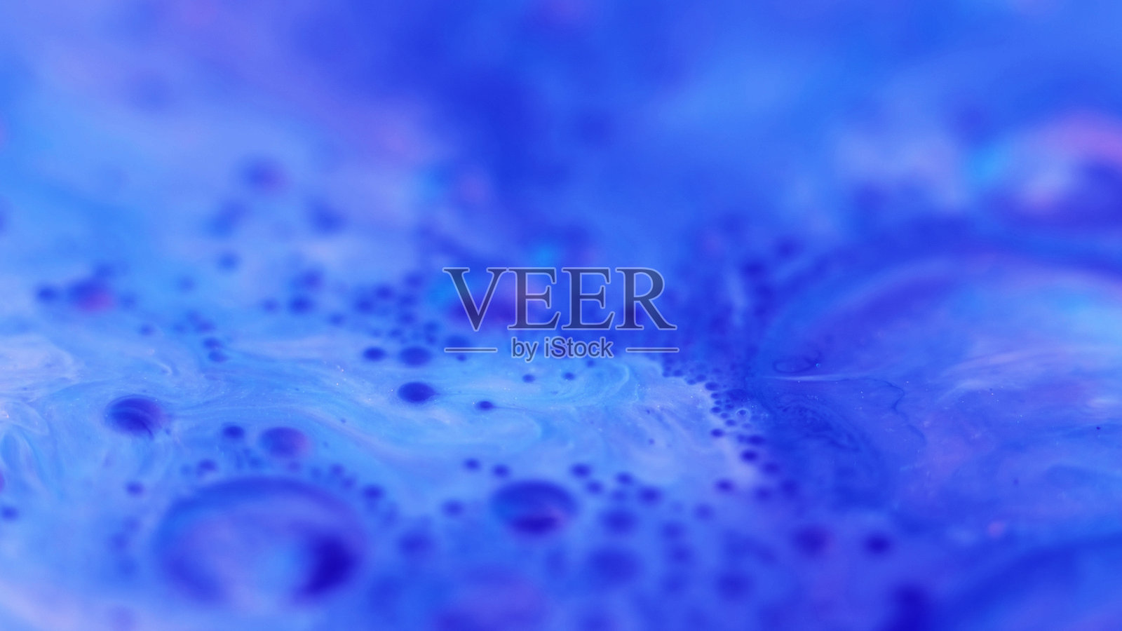 泡沫质感的蓝白色墨水混合液照片摄影图片