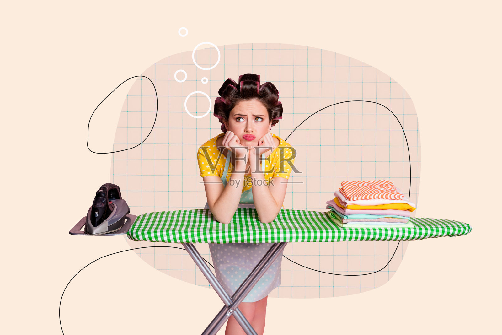 年轻女主妇的拼贴艺术作品，3D草图，复古风格发型，悲伤的面孔，站在熨烫桌前，显得疲惫。照片摄影图片