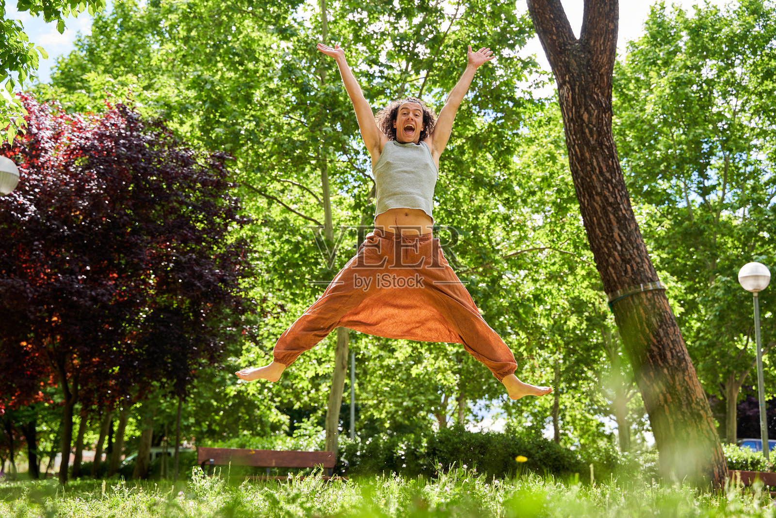 一名长发男子在大自然中进行现代舞表演照片摄影图片