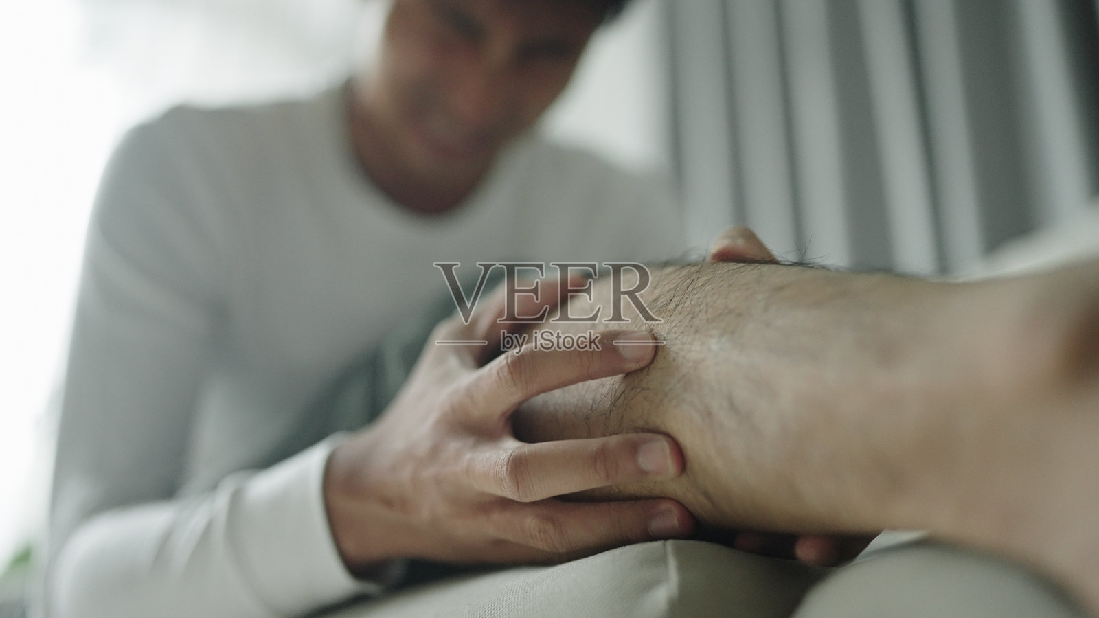 亚洲男子腿部疼痛。照片摄影图片