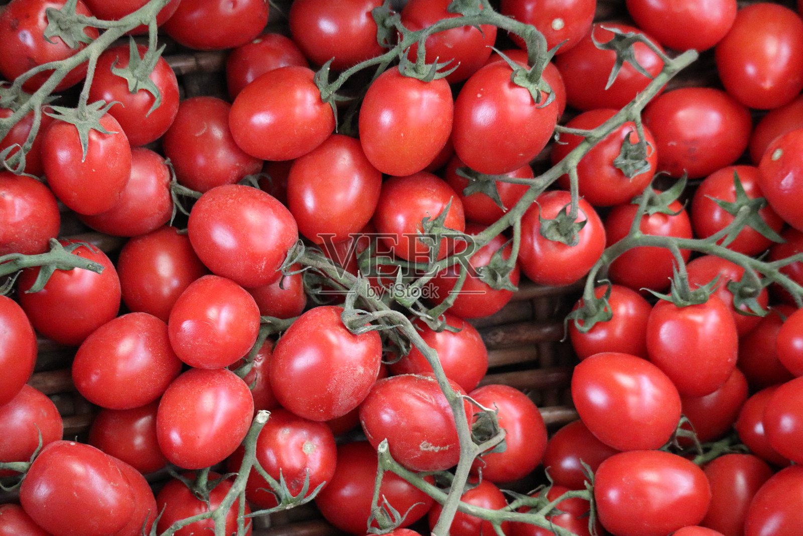 新鲜红番茄放在长椅上照片摄影图片