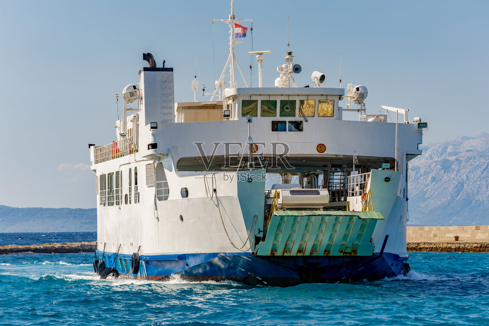 客运渡轮驶入特尔潘港，佩尔耶萨克半岛照片摄影图片