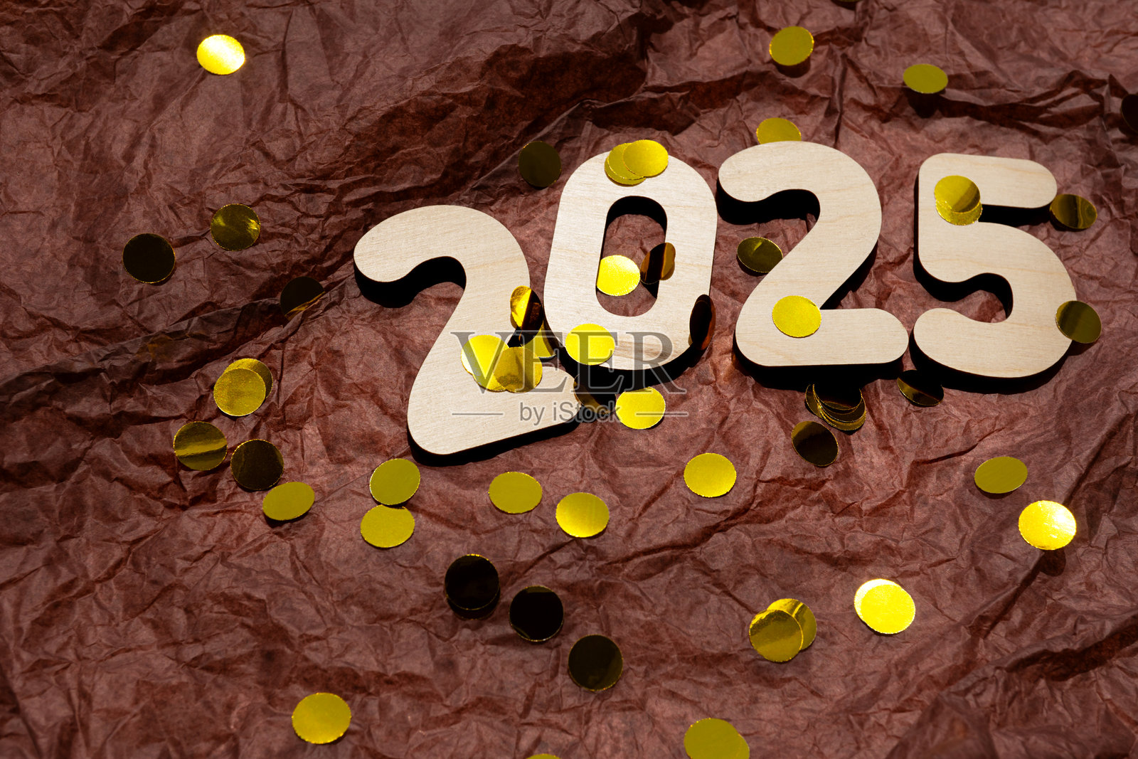 2025在棕色背景上照片摄影图片