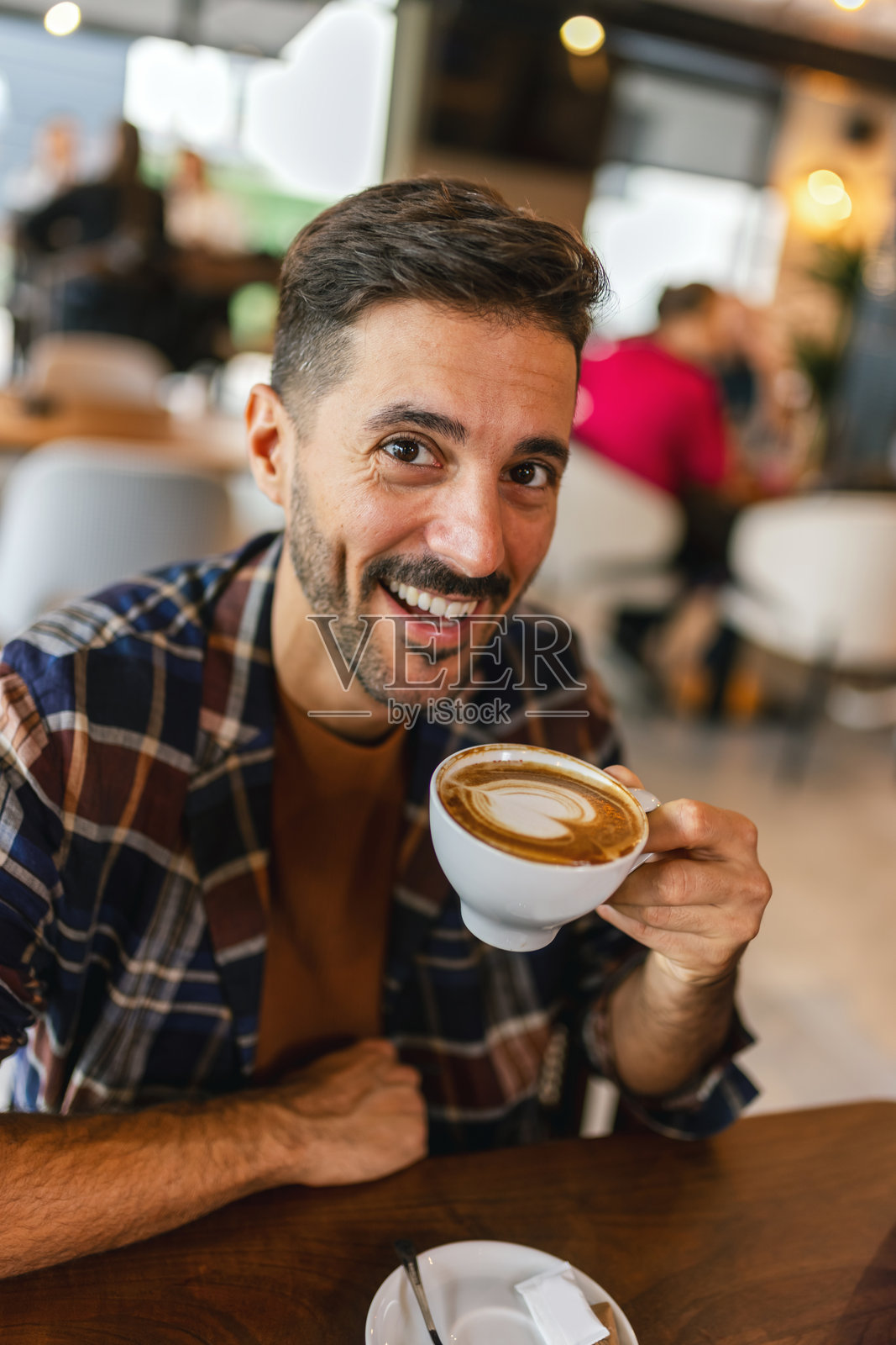 帅气的男人在餐厅喝咖啡。照片摄影图片